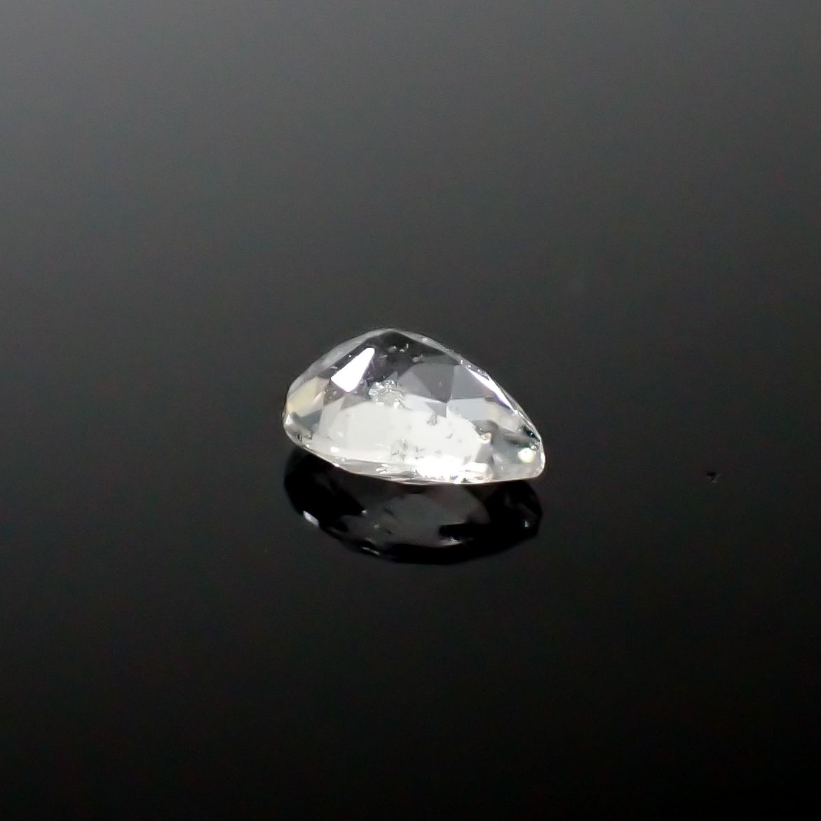 テネブレッセンススキャポライト アフガニスタン産 0.14ct / 4.3x3.2mm前後 [260532259]