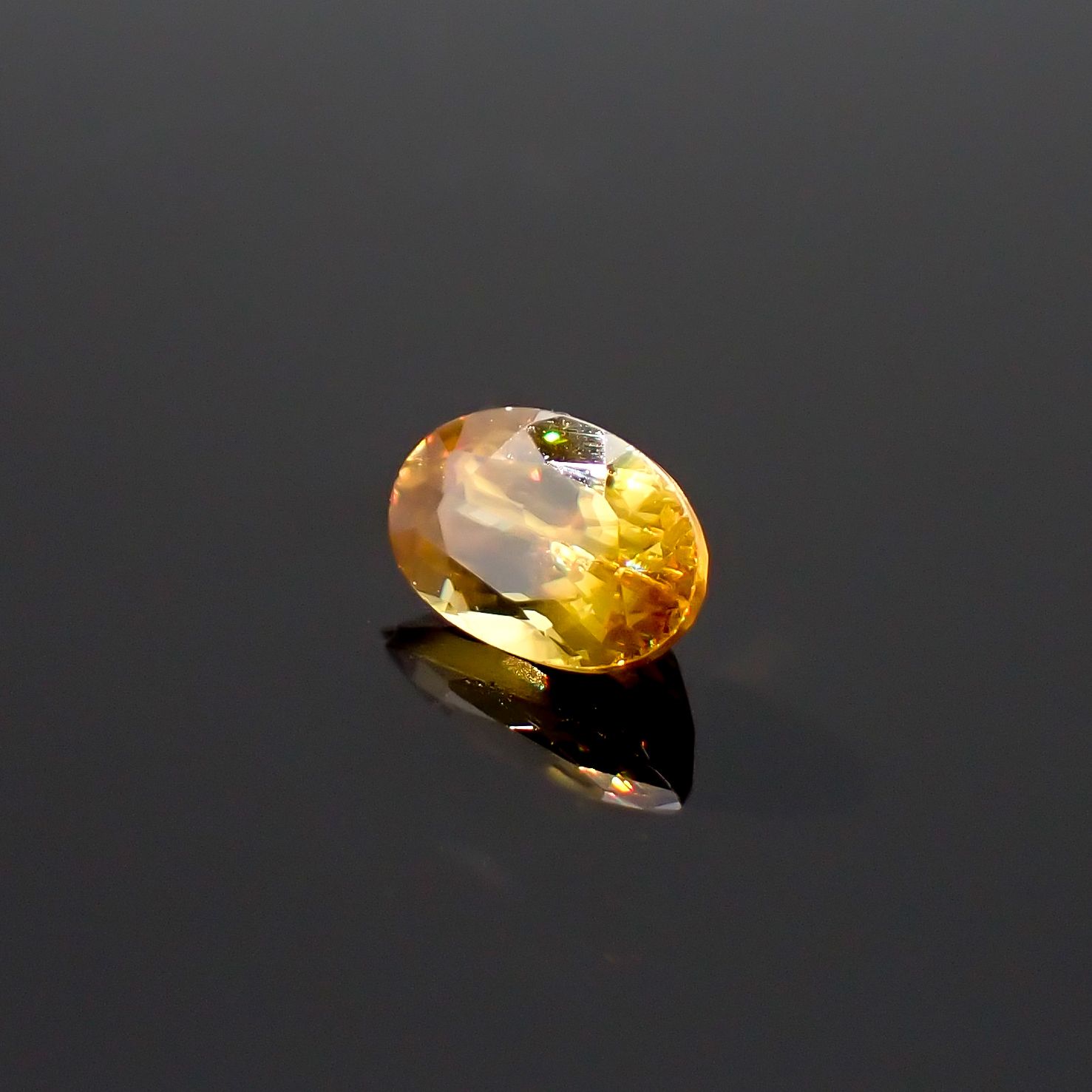 ゴールデンスフェーン(宝石名スフェーン)マダガスカル産 識別済 0.58ct / 6.1x3.9mm前後 [260632357]
