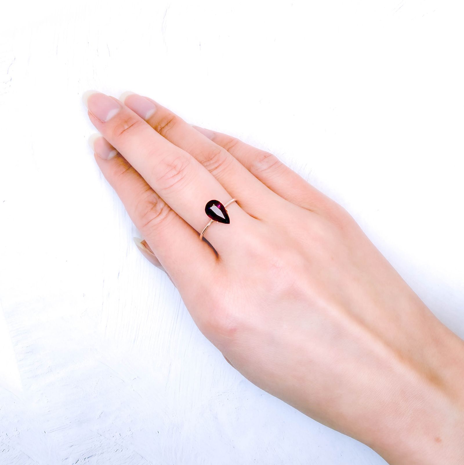 ピジョンブラッドルビー 非加熱(宝石名ルビー/別名ピジョンブラッドルビー)モザンビーク産 AIGS鑑付 2.02ct / 9.96x6.14mm前後 [251231535]