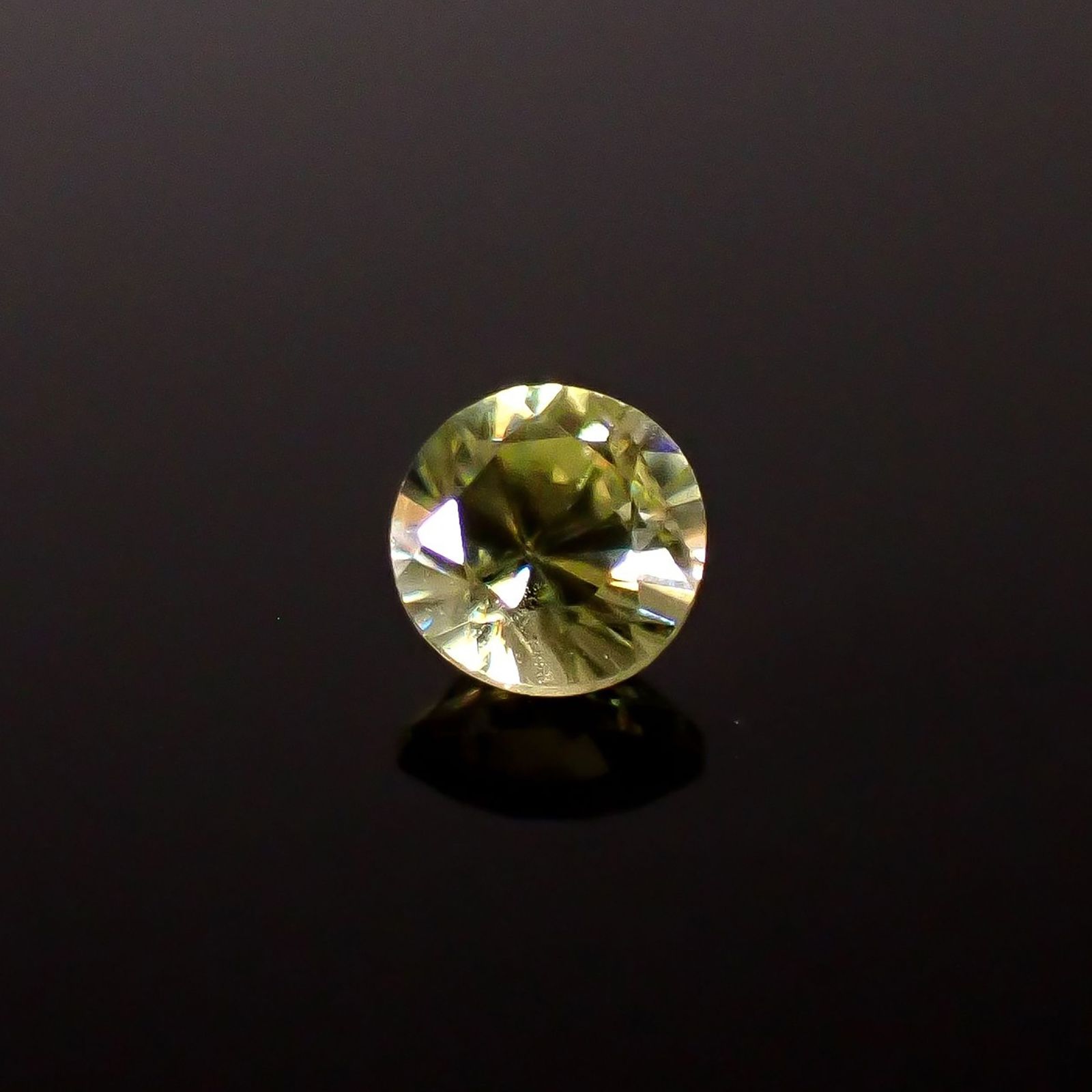 スフェーン(宝石名スフェーン)マダガスカル産 識別済 0.30ct / 4x4mm前後 [251231371]