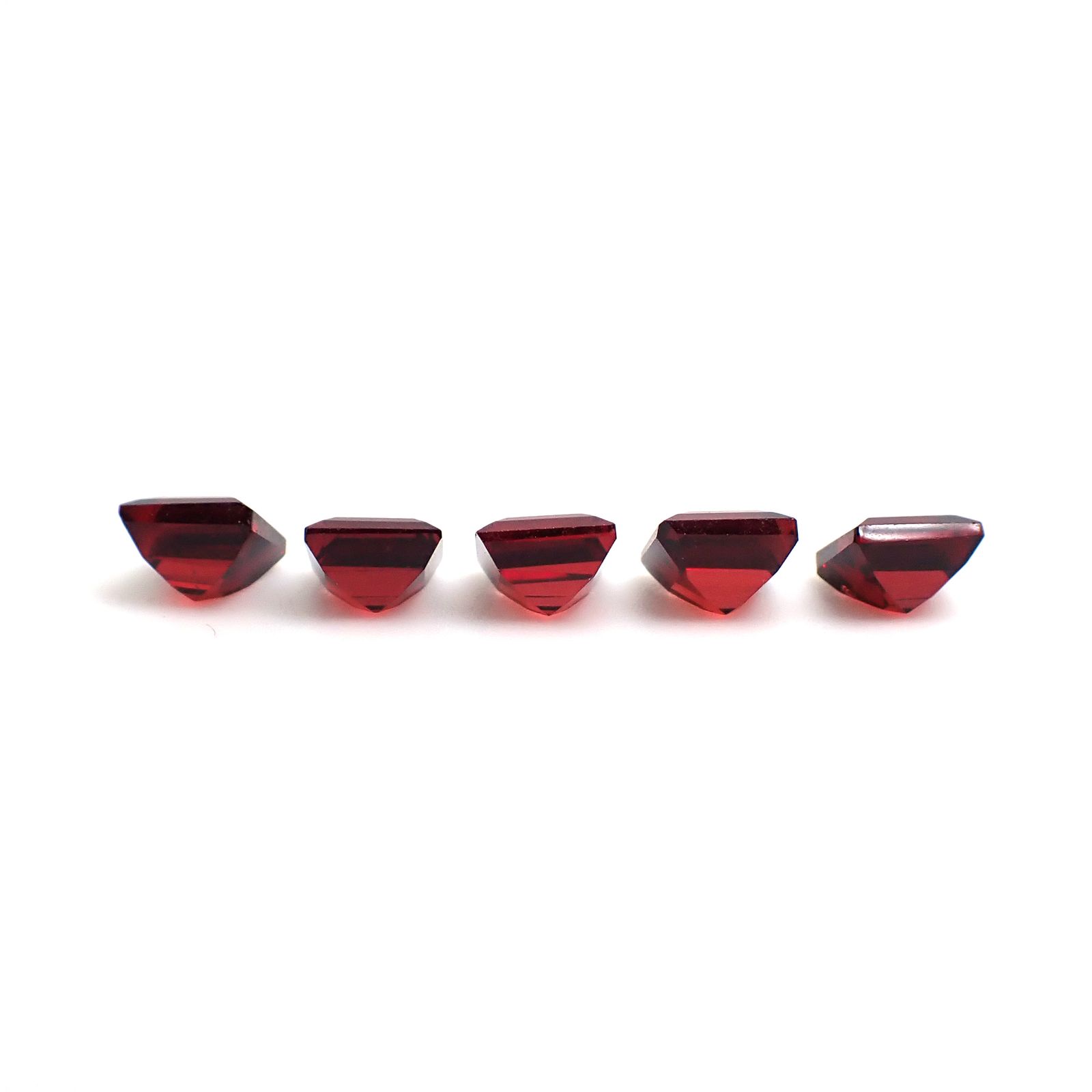 ◇ランダムセレクト◇パイラルスパイトガーネット モザンビーク産 約0.95ct / 5x5mm前後 [260532220]