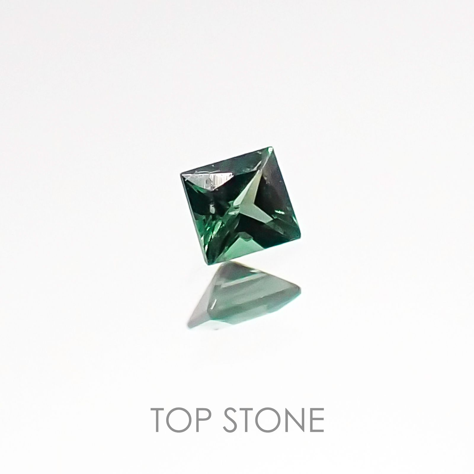 ◇プリンセスカット◇カラーチェンジガーネット(アレキタイプ) マダガスカル・ベキリー産 ルース 0.038ct[20106619]2×1.9mm前後