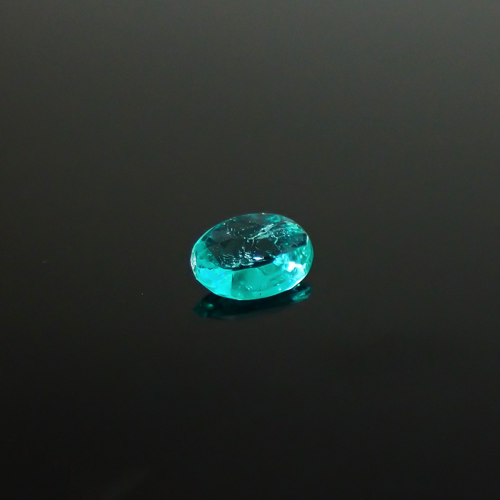 パライバトルマリン(宝石名トルマリン/別名パライバ・トルマリン)ブラジル・パライバ州バターリャ鉱山産 ソ付(GGS) 0.085ct / 3.7x2.7mm前後 [250931077]