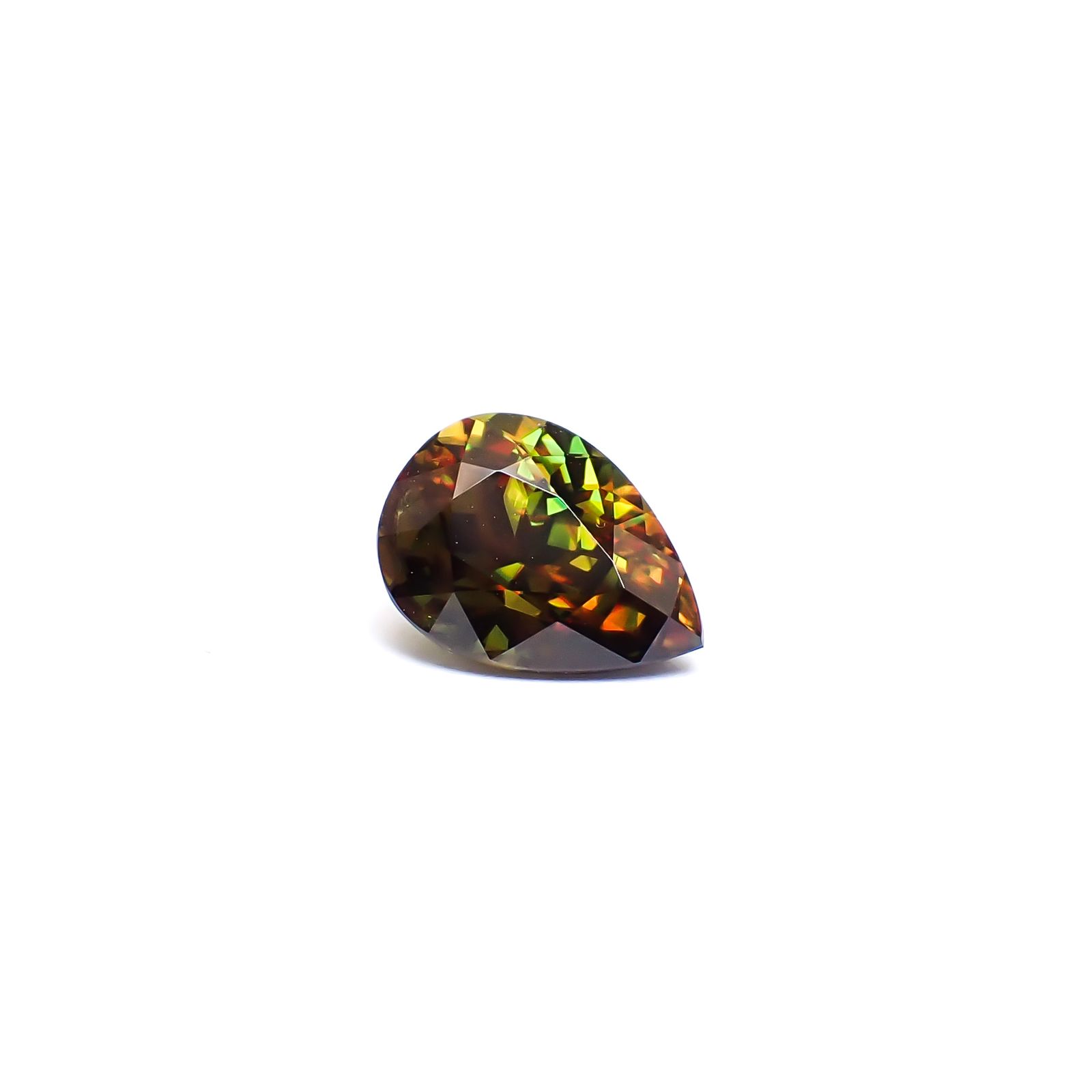カラーチェンジスフェーン パキスタン産 1.78ct / 9.1x6.8mm前後 [260632491]