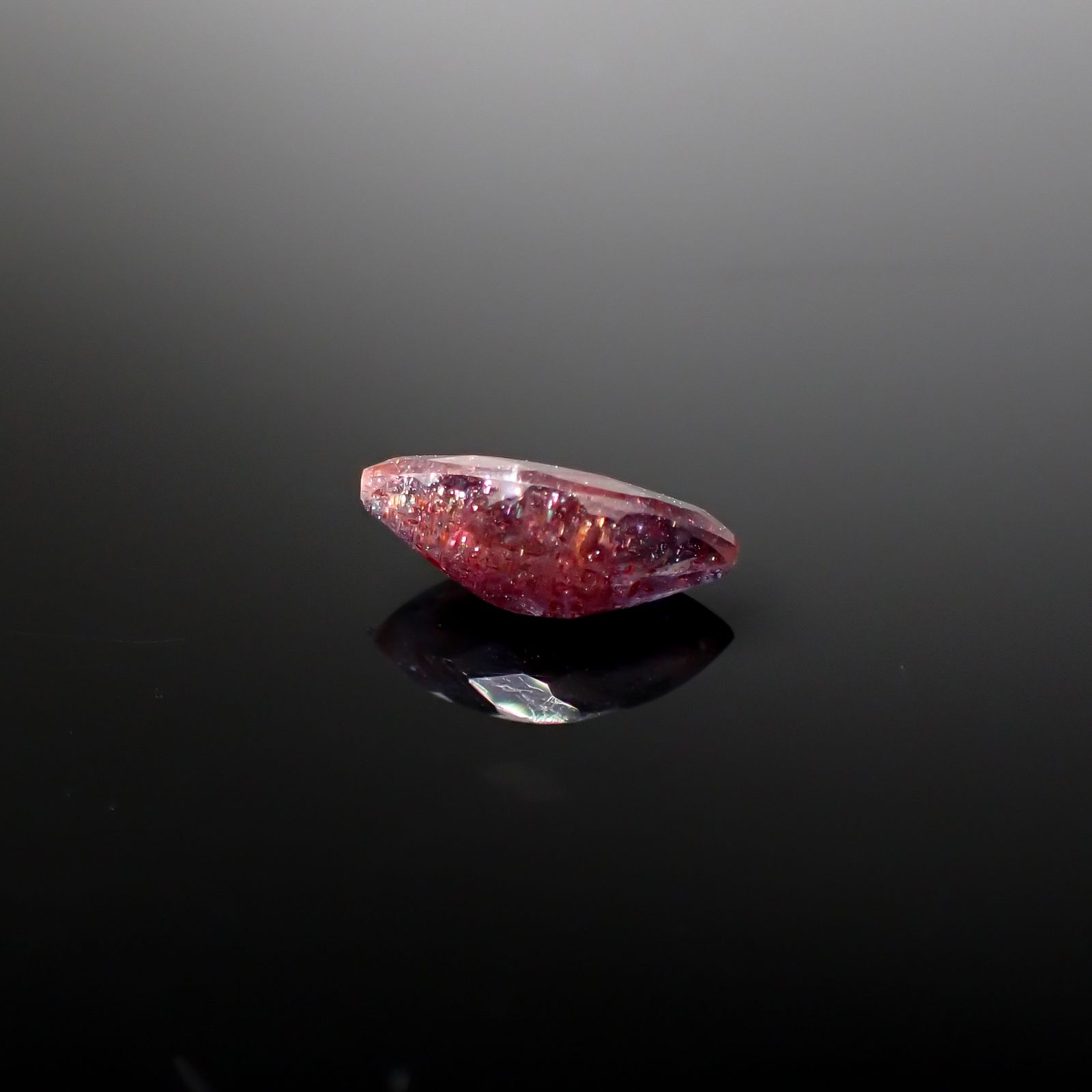 ブラッドショットアイオライト インド産 1.72ct [241129462]12.7x5.7mm前後