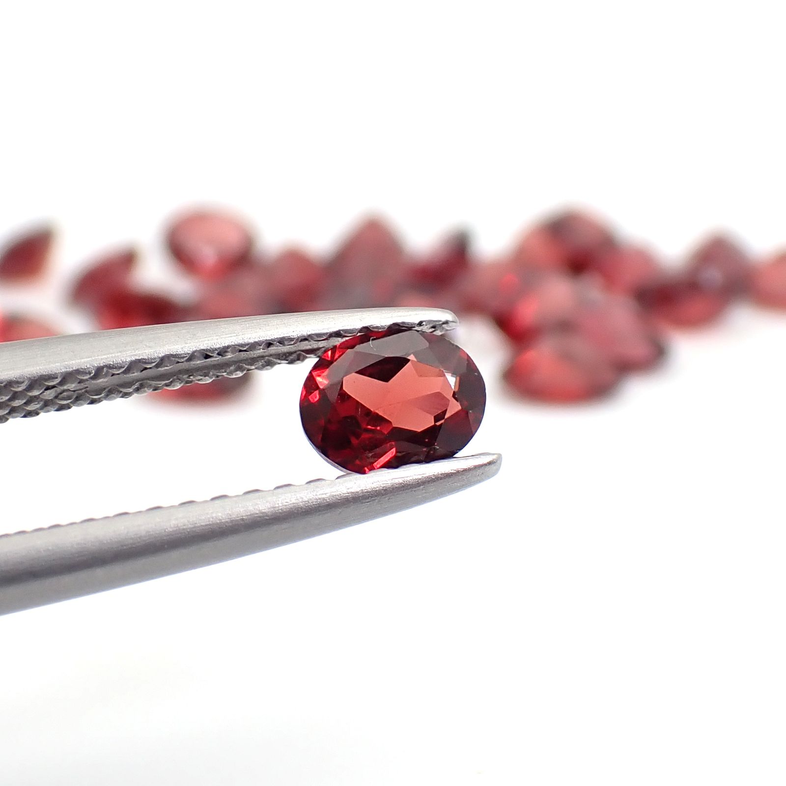 ◇ランダムセレクト◇パイロープアルマンディンガーネット モザンビーク産 約0.40ct / 5x4mm前後 [260532206-PAC]