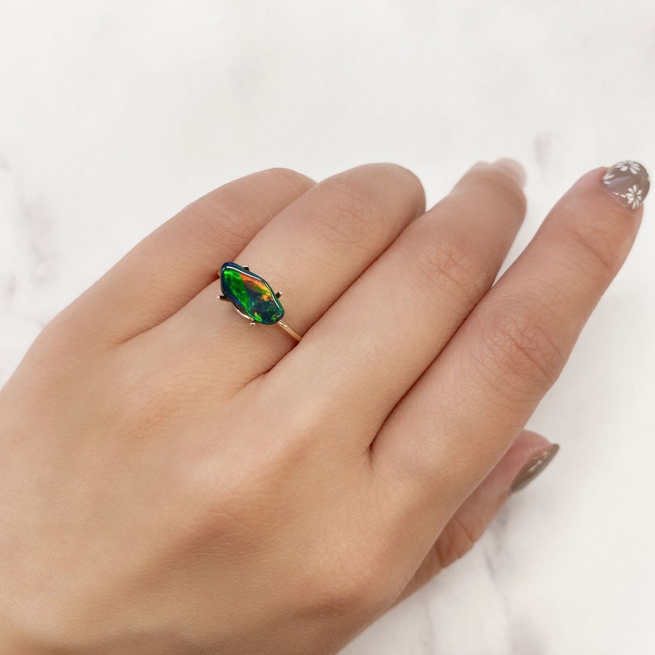 ◇バロック型◇ブラックオパール エチオピア産 ルース 0.85ct[210913238]11.3×5.3mm前後