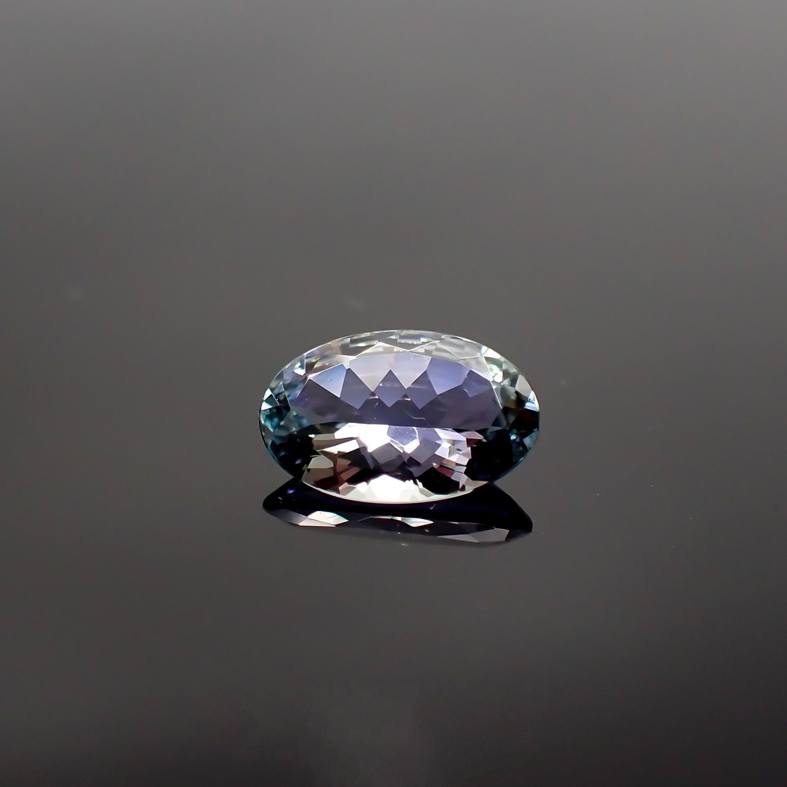 バイカラータンザナイト(宝石名タンザナイト) タンザニア産 1.675ct ソ付(彩珠)[210711830]10.3×6.6mm前後