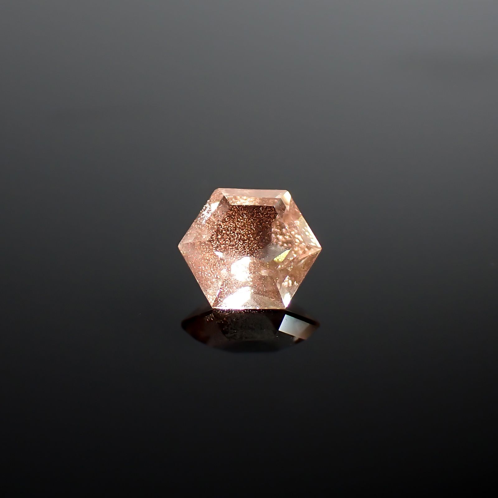 ◇ヘキサゴンカット◇オレゴンサンストーン アメリカ・オレゴン州産 0.44ct / 4.9x4.9mm前後 [260732646]