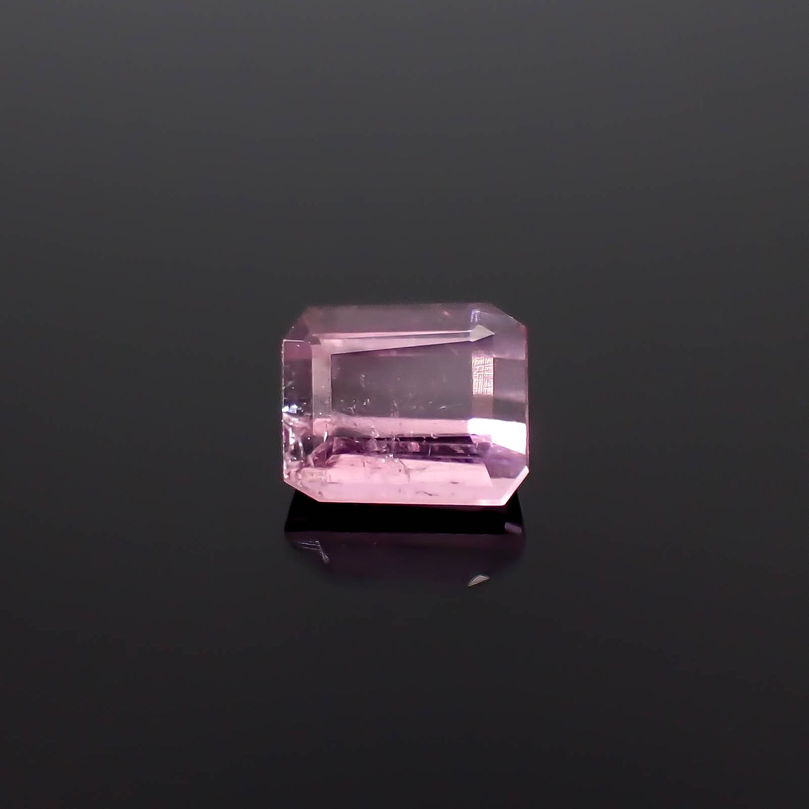 パープルトルマリン アフガニスタン産 0.61ct / 5.1x4.2mm前後 [251131312]