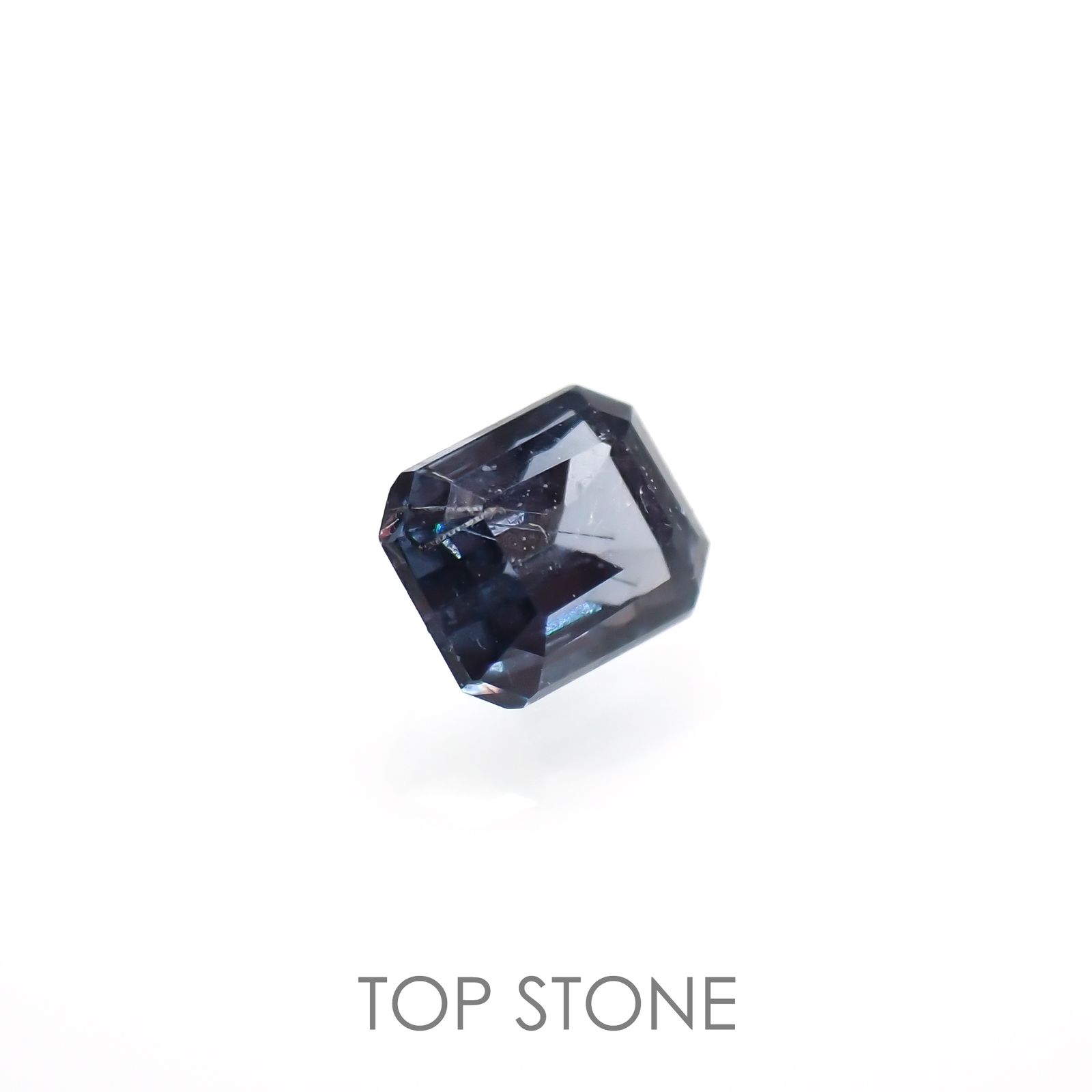 カラーチェンジガーネット アレキタイプ(宝石名ガーネット)マダガスカル・ベキリー産 0.12ct 識別済[220616537]2.8x2.3mm前後