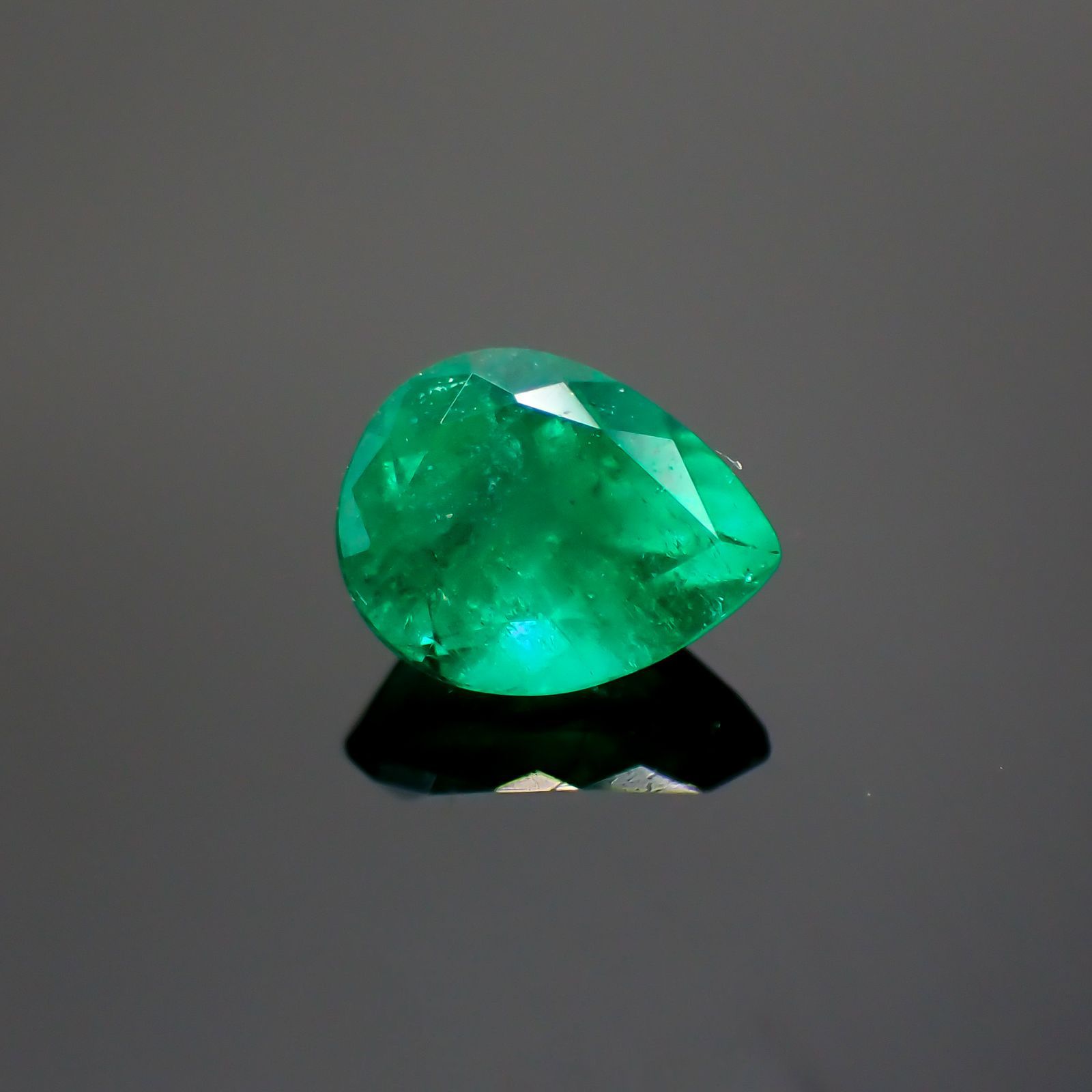 エメラルド(宝石名エメラルド) コロンビア産 0.38ct 識別済[20118358]5.7×4.4mm前後