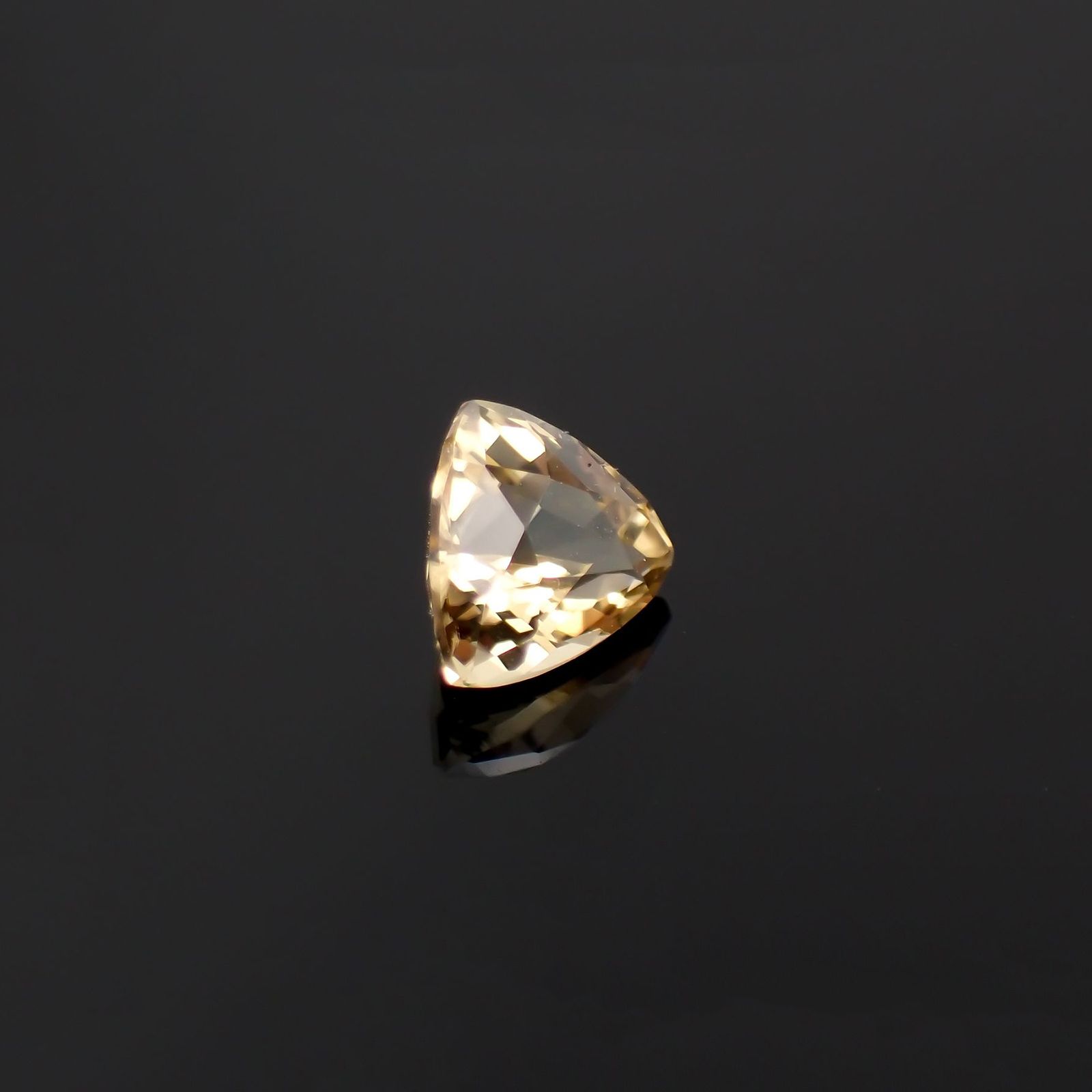 シンハライト(宝石名シンハライト)スリランカ産 0.68ct 識別済 [221219713]5.2x6mm前後