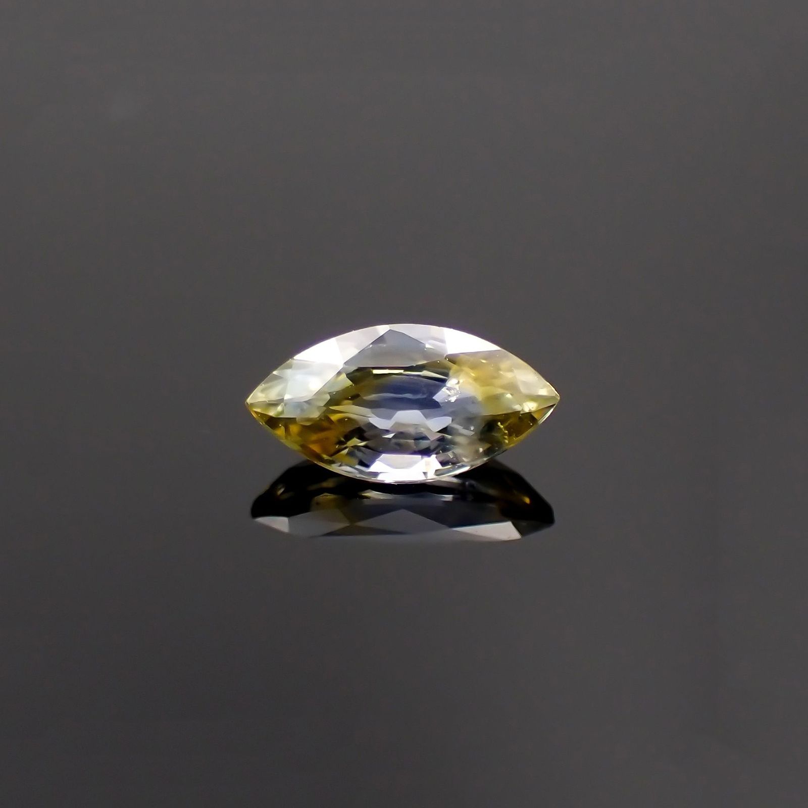 バイカラーサファイア(宝石名サファイア)スリランカ産 識別済 0.27ct / 5.7x2.9mm前後 [230823025]