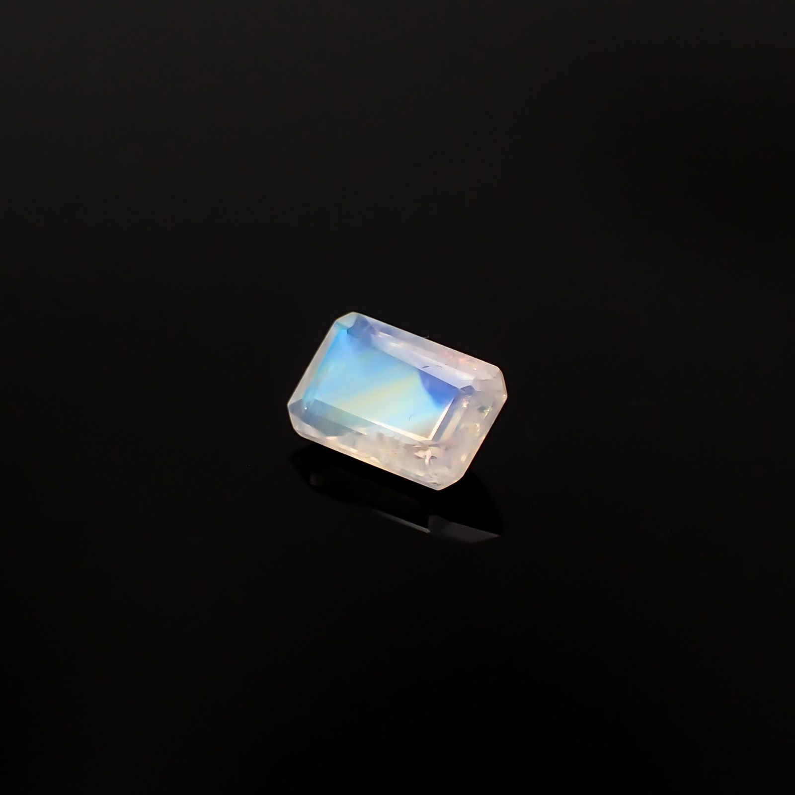 レインボームーンストーン インド・ビハール産 2.59ct / 10.5x7mm前後 [260431968]