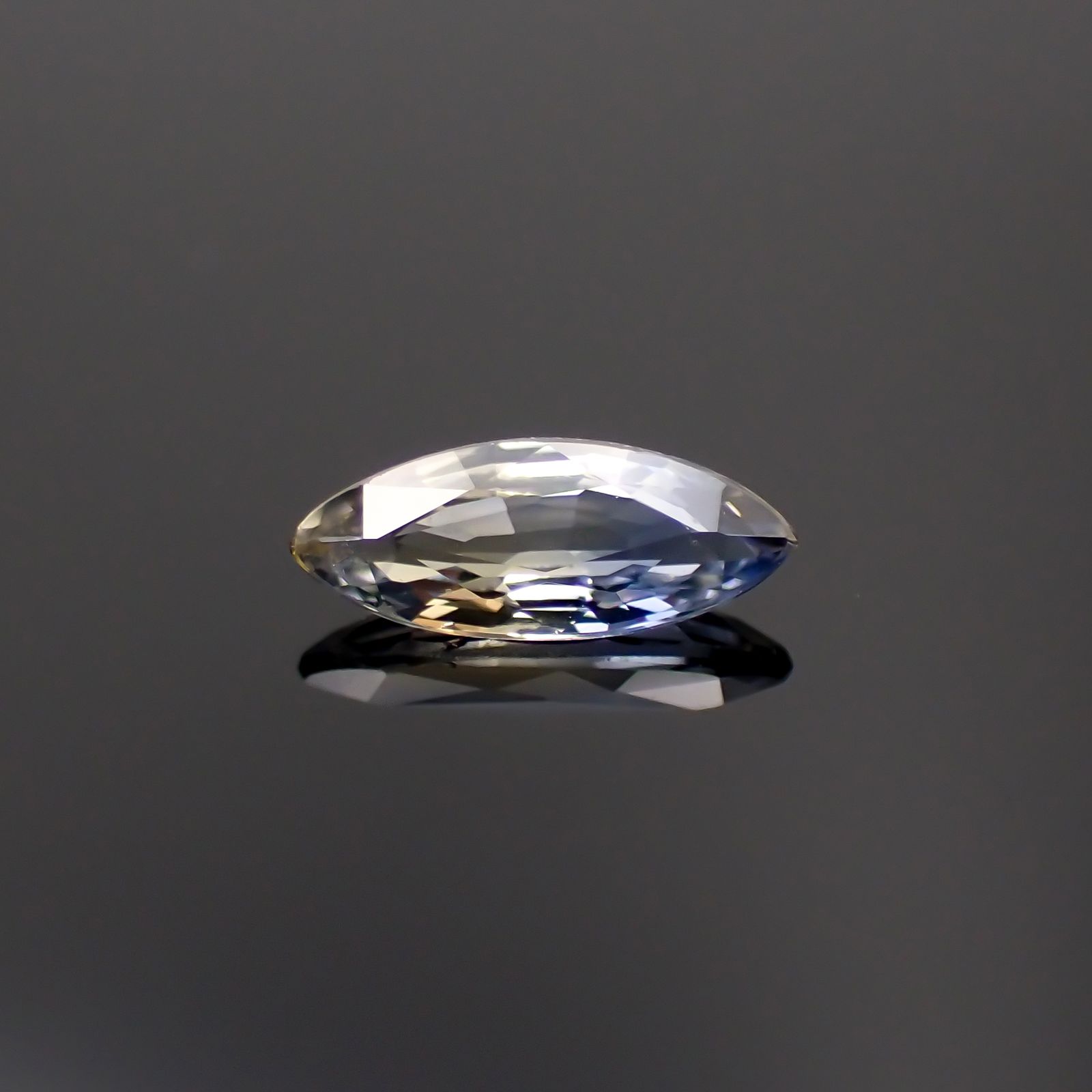 バイカラーサファイア(宝石名サファイア)スリランカ 0.29ct 識別済[230823023]6.8x2.7mm前後