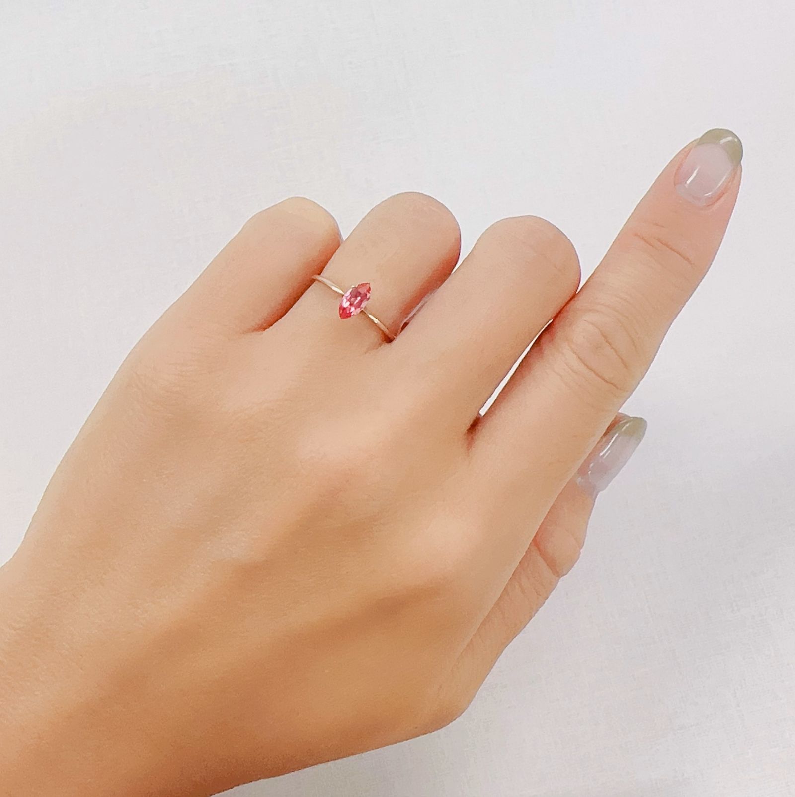 ホットピンクスピネル(宝石名ピンク・スピネル)タンザニア産 0.44ct 識別済[230823042]7.2x3.5mm前後