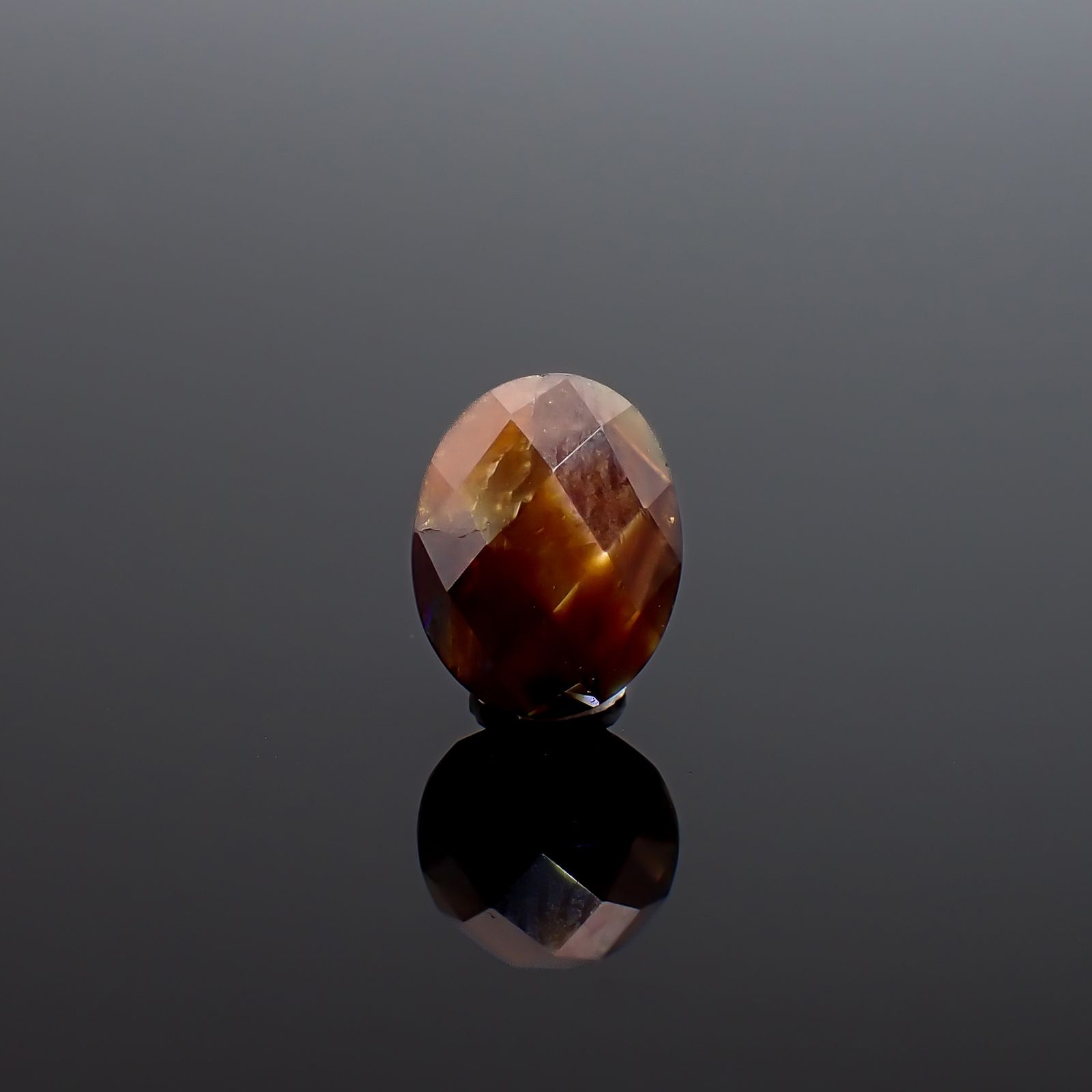 ◇リバーシブル・チェッカーカット◇レインボーガーネット 日本・奈良県産 2.81ct / 9.2x7.2mm前後 [260932919]