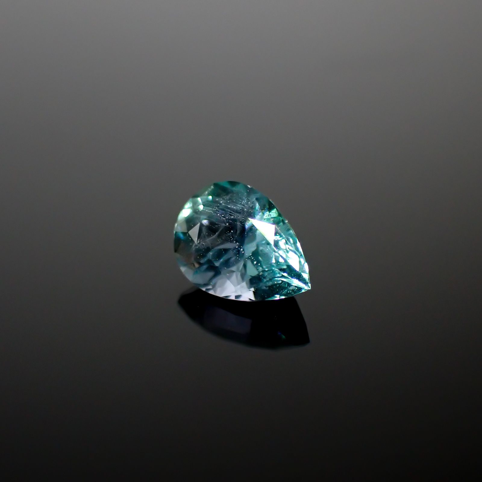 ブルーコーネルピン(宝石名ブルー・コーネルピン)タンザニア産 0.578ct ソ付(彩珠)[241129473]6.4x4.5mm前後