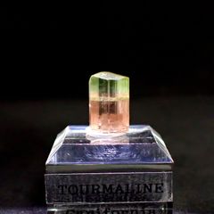トルマリン柱状結晶原石 アメリカ・カリフォルニア州産 アクリル台座付き 9.72ct(1.94g) / 8.5x8.7x13.3mm前後 [260632361]