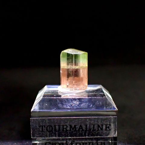 トルマリン柱状結晶原石 アメリカ・カリフォルニア州産 アクリル台座付き 9.72ct(1.94g) / 8.5x8.7x13.3mm前後 [260632361]