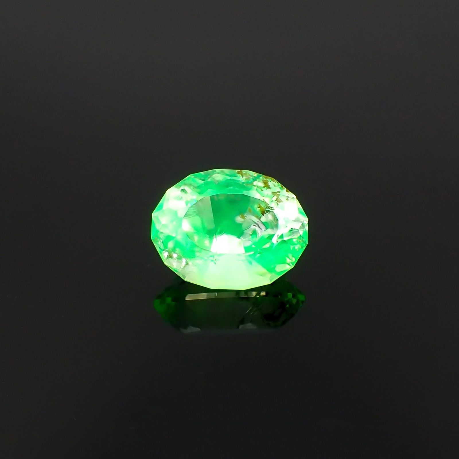 ハイアライトオパール(宝石名イエローグリーン コモン・オパール/別名ハイアライト)メキシコ産 ソ付(彩珠) 2.049ct / 9.9x7.7mm前後 [230119873]