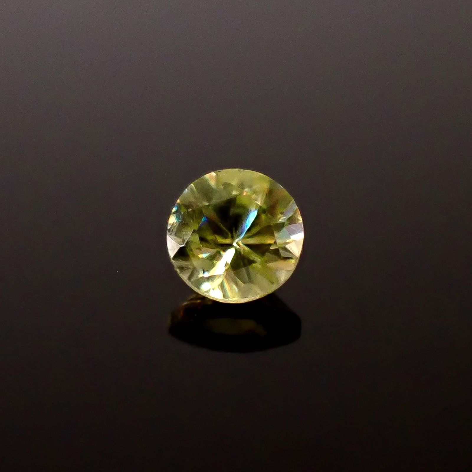 スフェーン(宝石名スフェーン)マダガスカル産 識別済 0.32ct / 4x4mm前後 [251231369]