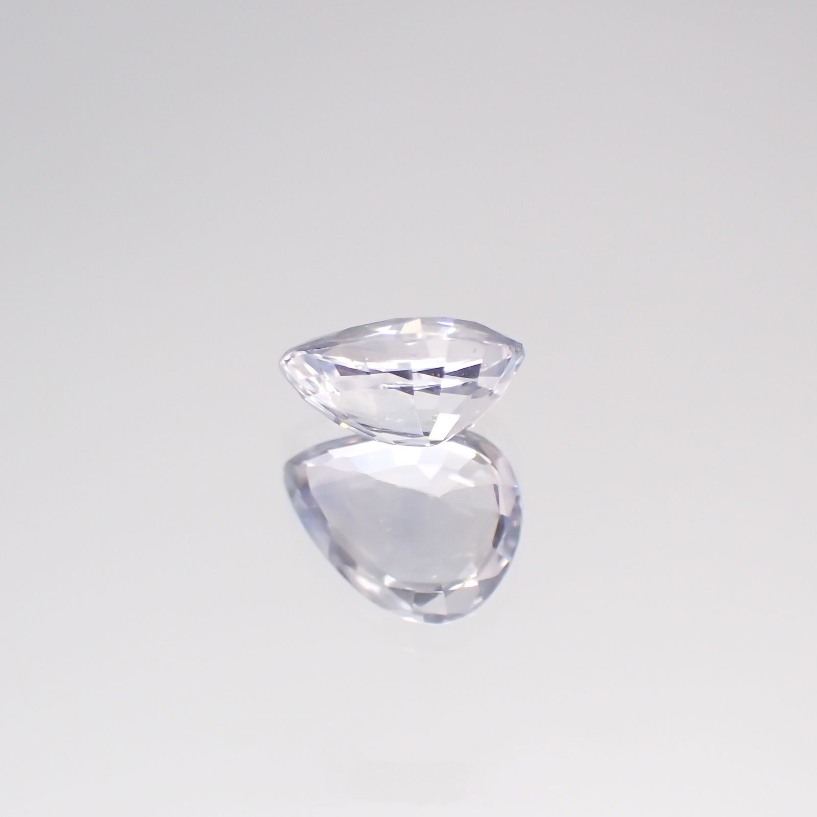 アイスブルーサファイア スリランカ・マダガスカル産 ルース 0.38ct[210611162]5.1×4mm前後