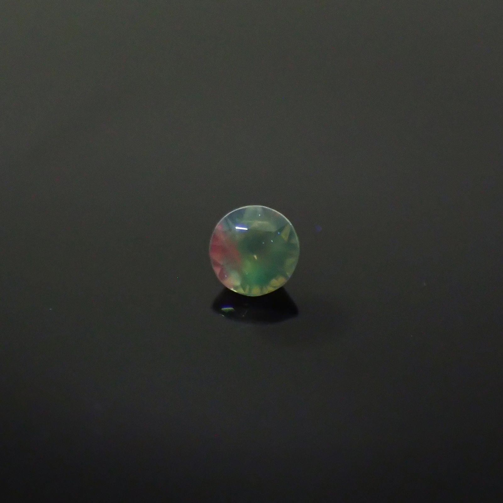 シルキーアレキサンドライト ブラジル・ミナスジェライス州ヘマチタ鉱山産 0.092ct / 2.6x2.6mm前後 [250931031]