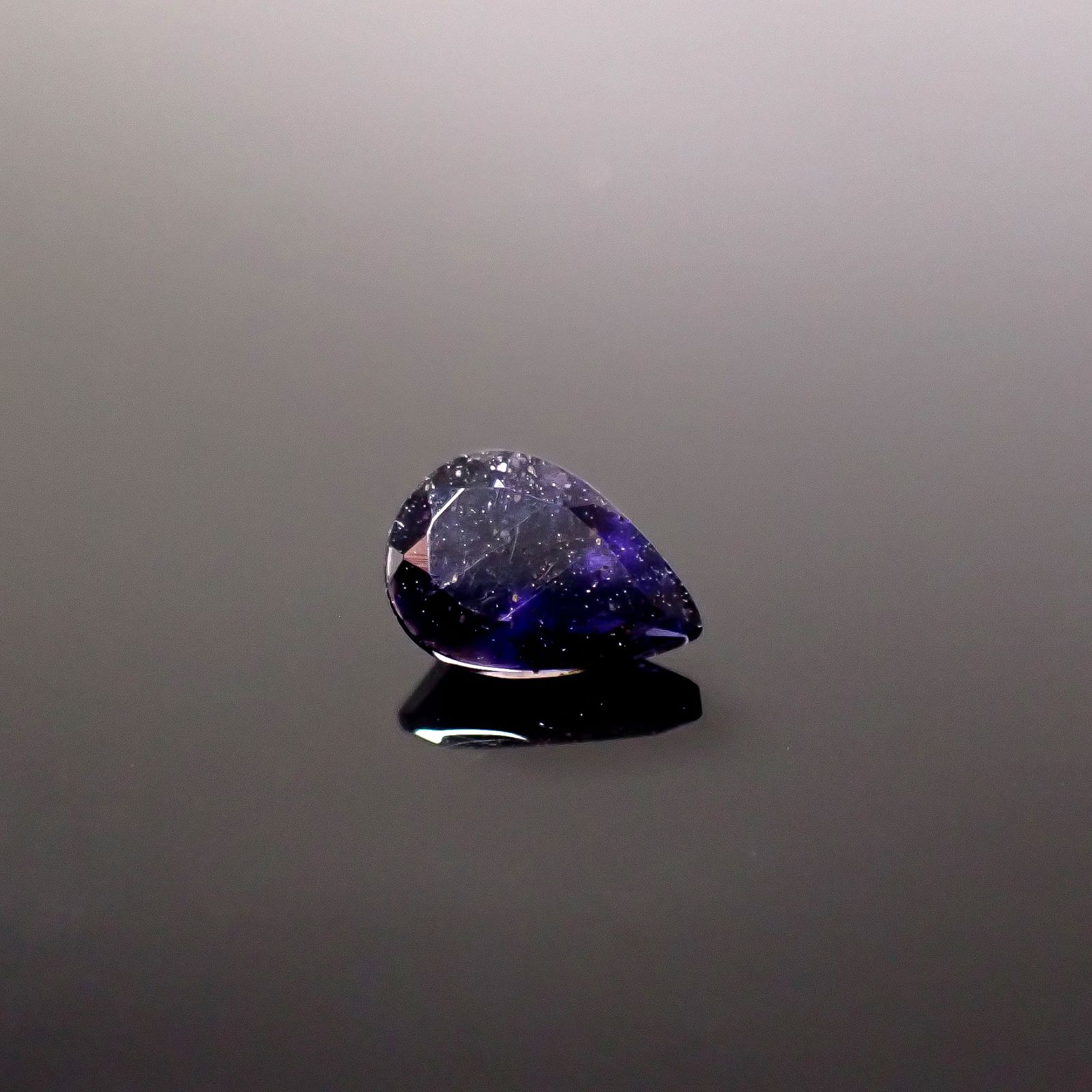 アイオライトサンストーン インド/ブラジル産 0.57ct / 7.3x5.2mm前後 [260231674]