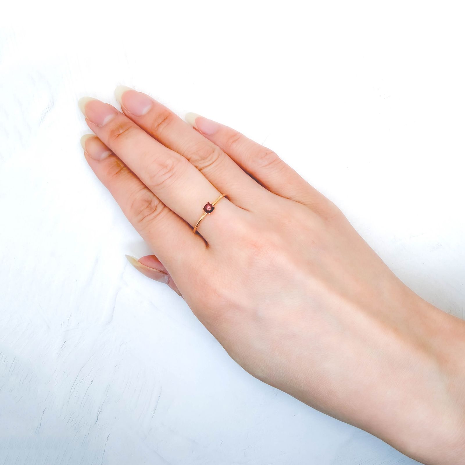 レッドスピネル(宝石名レッド・スピネル)タンザニア産 識別済 0.18ct / 3.4x3.4mm前後 [260732564]