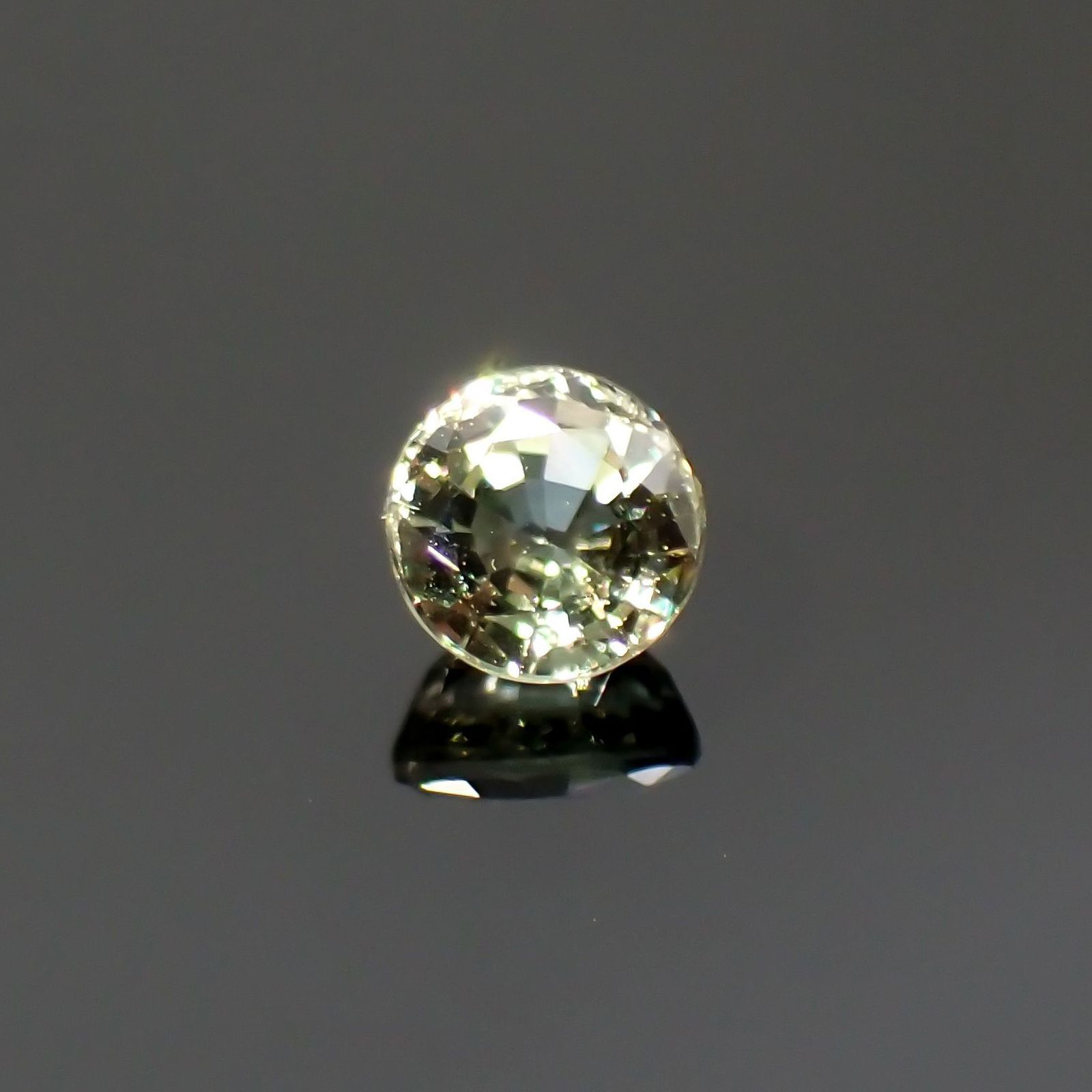 グリーンクリソベリル(宝石名クリソベリル)スリランカ/マダガスカル産 識別済 0.29ct / 3.5x3.5mm前後 [220114470]