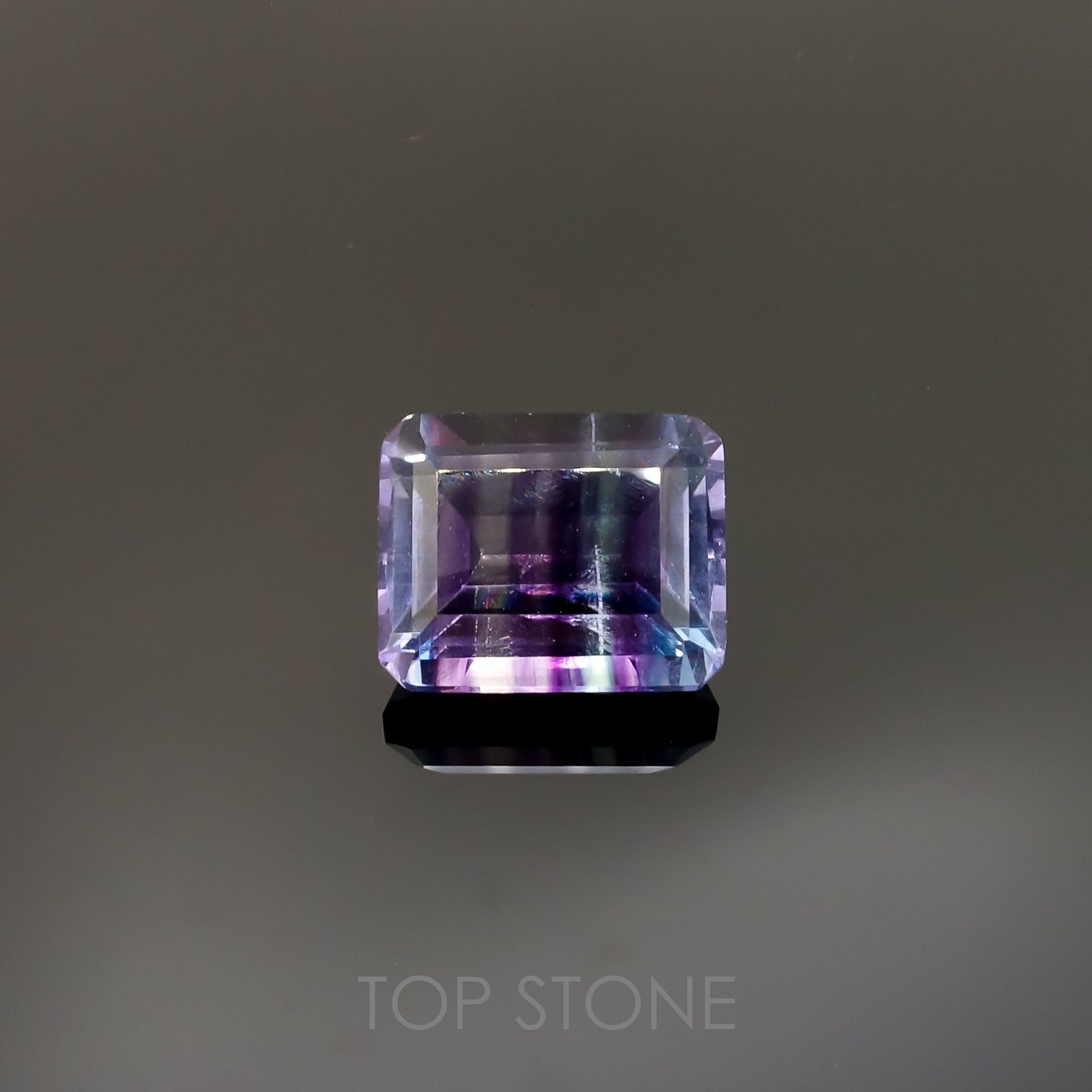 パーティカラーフローライト(宝石名フルオライト)ブラジル産 4.59ct 識別済[220115094]10.3x8.2mm前後