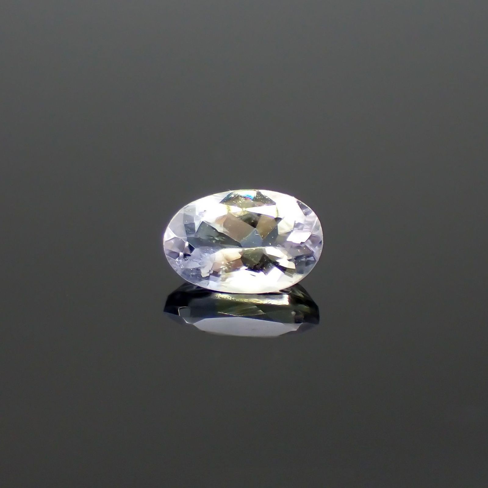 バイカラータンザナイト(宝石名ゾイサイト)タンザニア産 識別済 0.49ct / 6.1x4.1mm前後 [220515898]