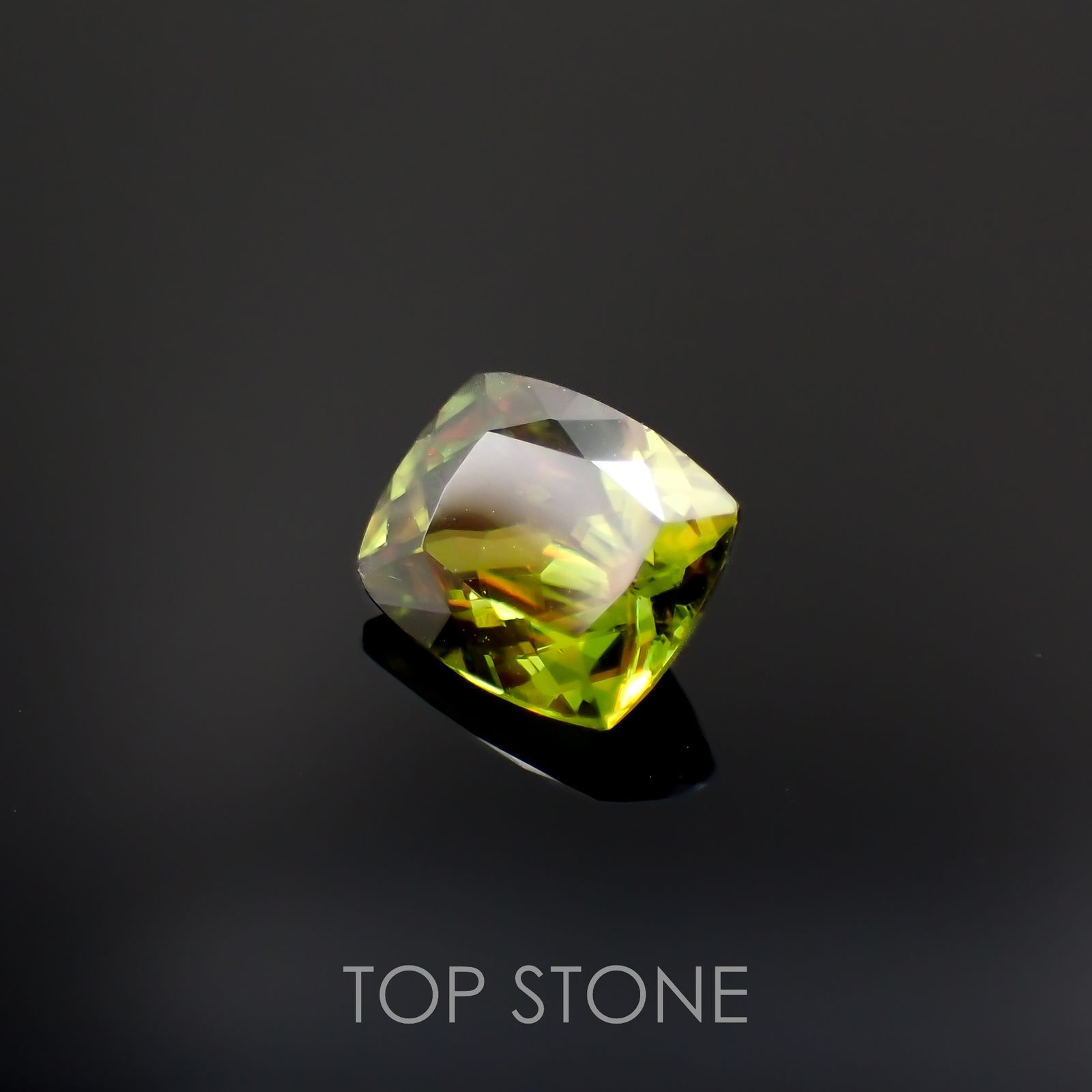カラーチェンジスフェーン パキスタン産 0.83ct[221119186]6.3x5.2mm前後