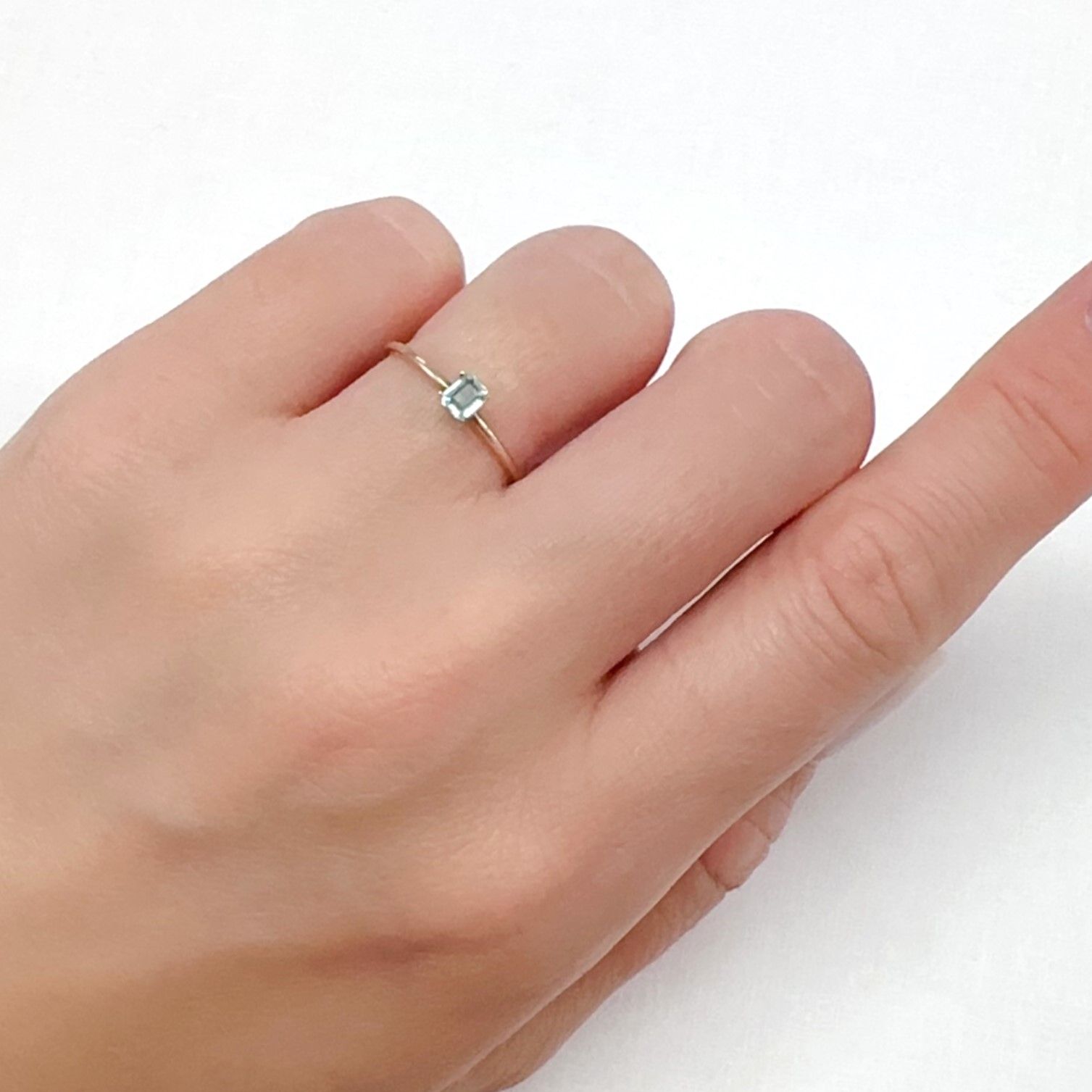 パステルカラーエメラルド コロンビア産 0.15ct[240225952]3.5x2.8mm前後
