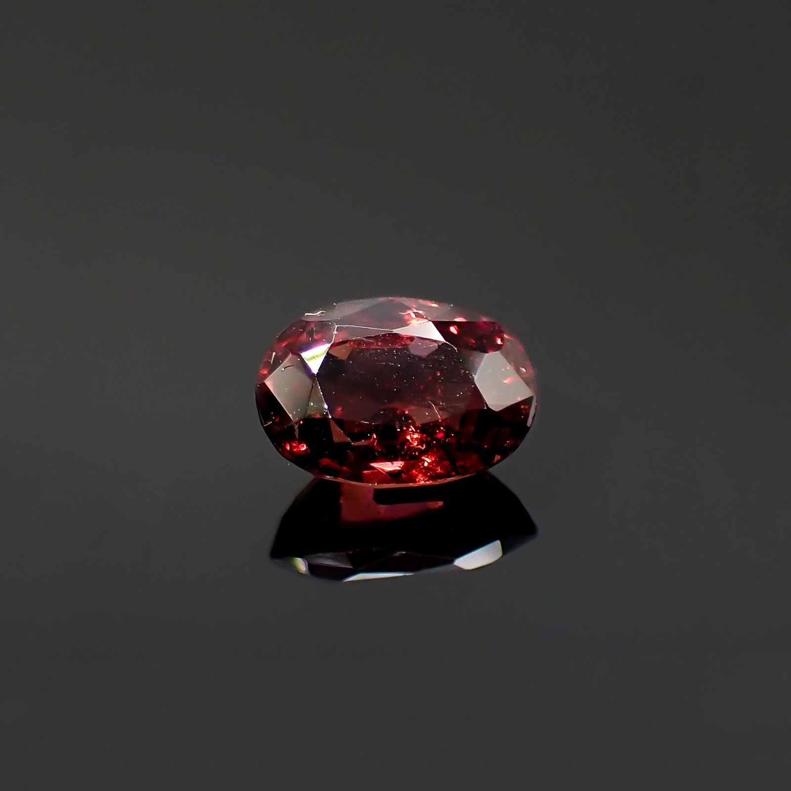 レッドスピネル タンザニア産 1.07ct / 6.8x4.9mm前後 [260118233]