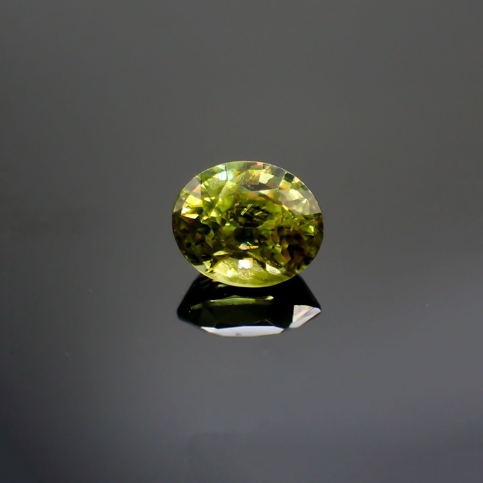 スフェーン(宝石名スフェーン)マダガスカル産 0.92ct 識別済[220113868]6.3x5.3mm前後
