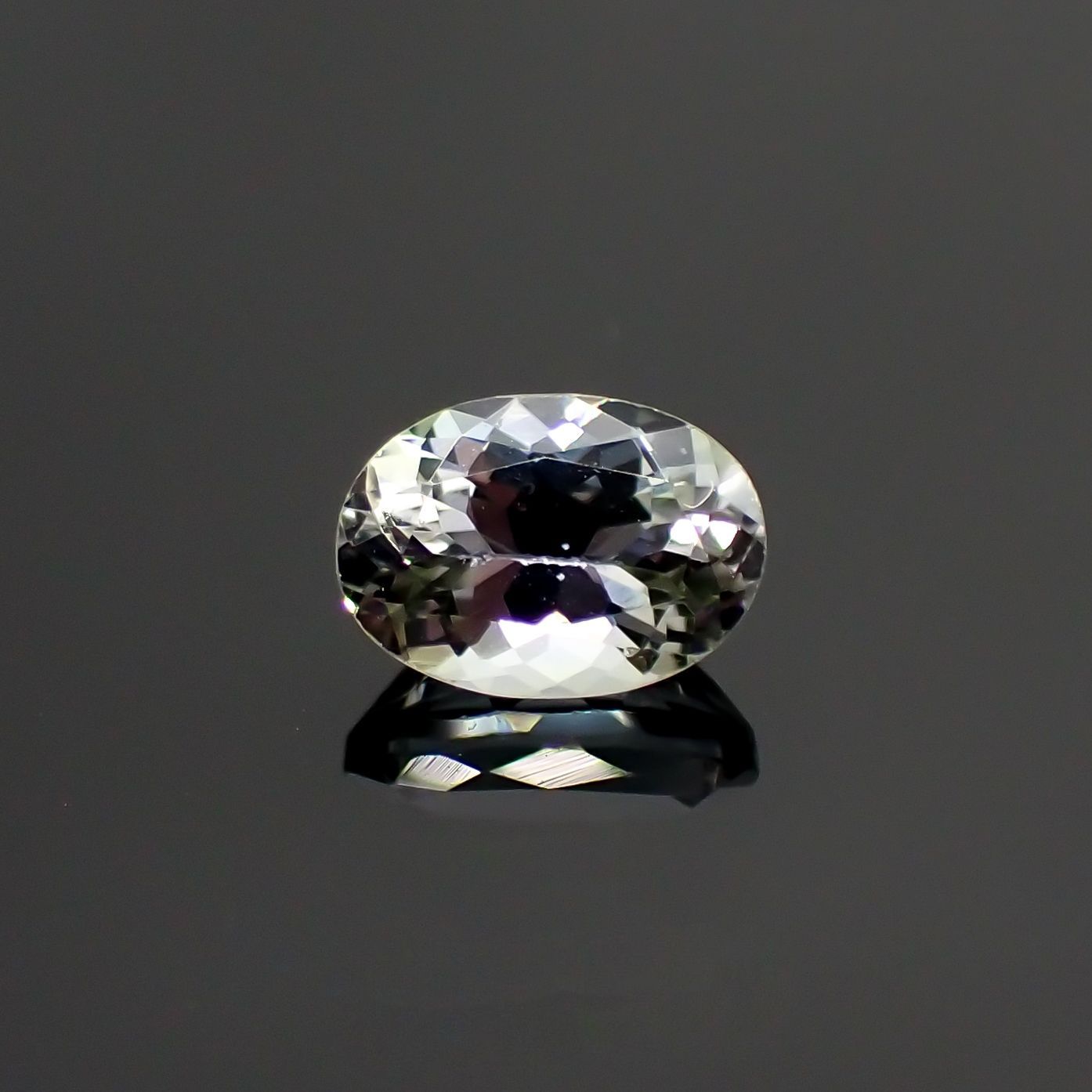 バイカラータンザナイト(宝石名バイカラー・ゾイサイト) タンザニア産 1.09ct 識別済[210912648]7.3×5.2mm前後