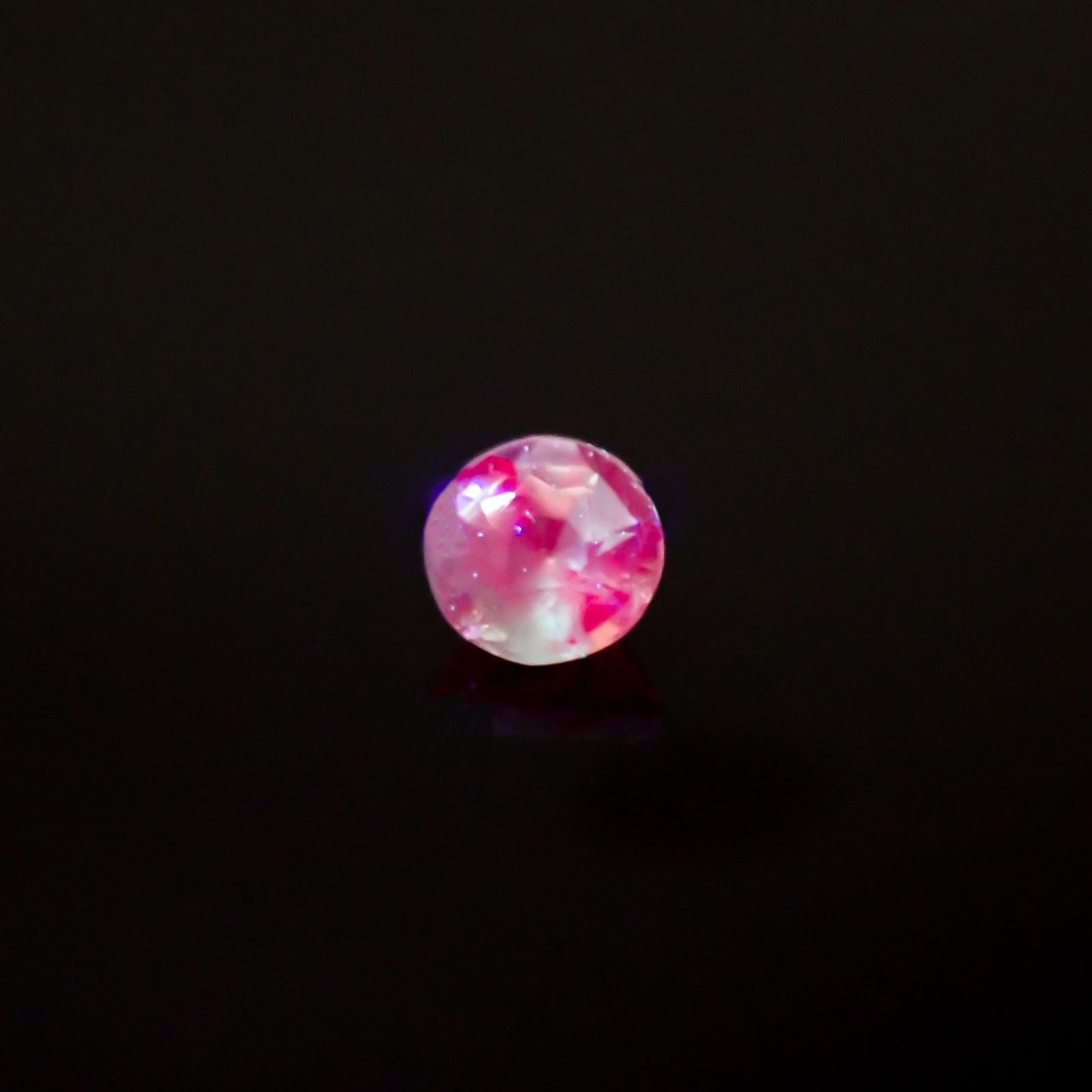 シルキーアレキサンドライト ブラジル産/EmeraldMains社製 0.046ct[240527614]2.1x2.1mm前後