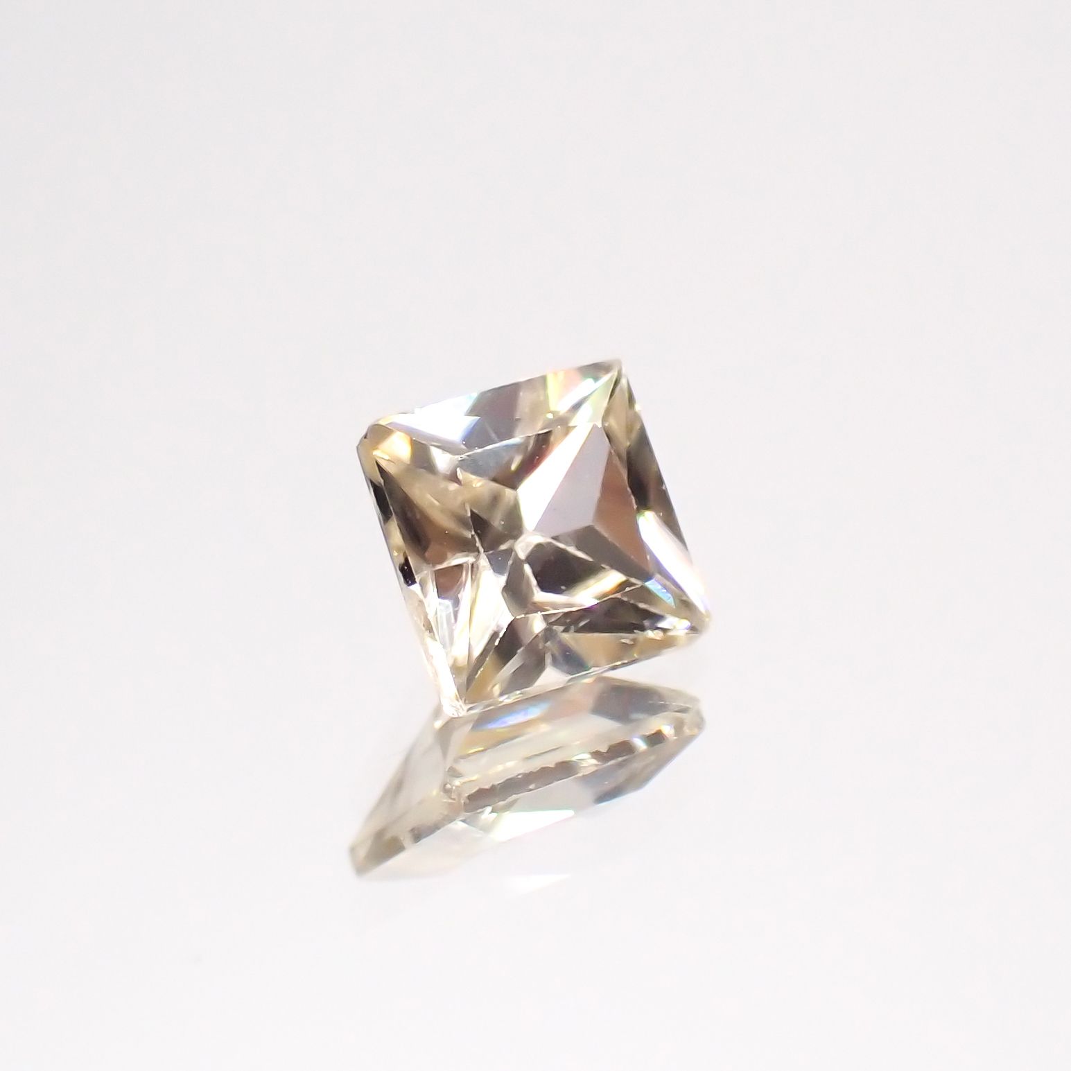 ◇プリンセスカット◇シャンパンカラージルコン(宝石名ジルコン)スリランカ/カンボジア産 0.49ct 識別済[230722983]4.1x4mm前後