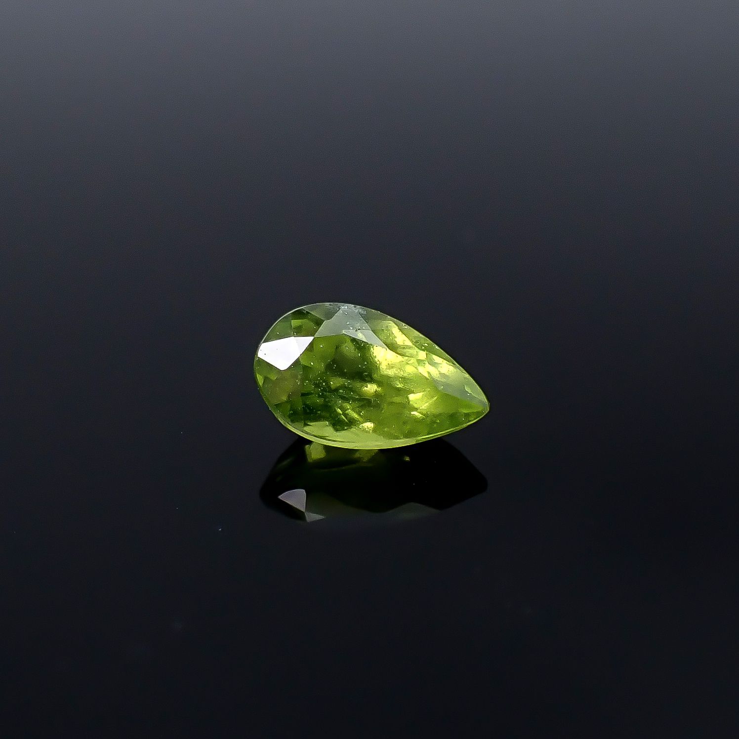 ベスビアナイト(アイドクレース) ケニア産 0.83ct / 7.3x4.4mm前後 [251231374]