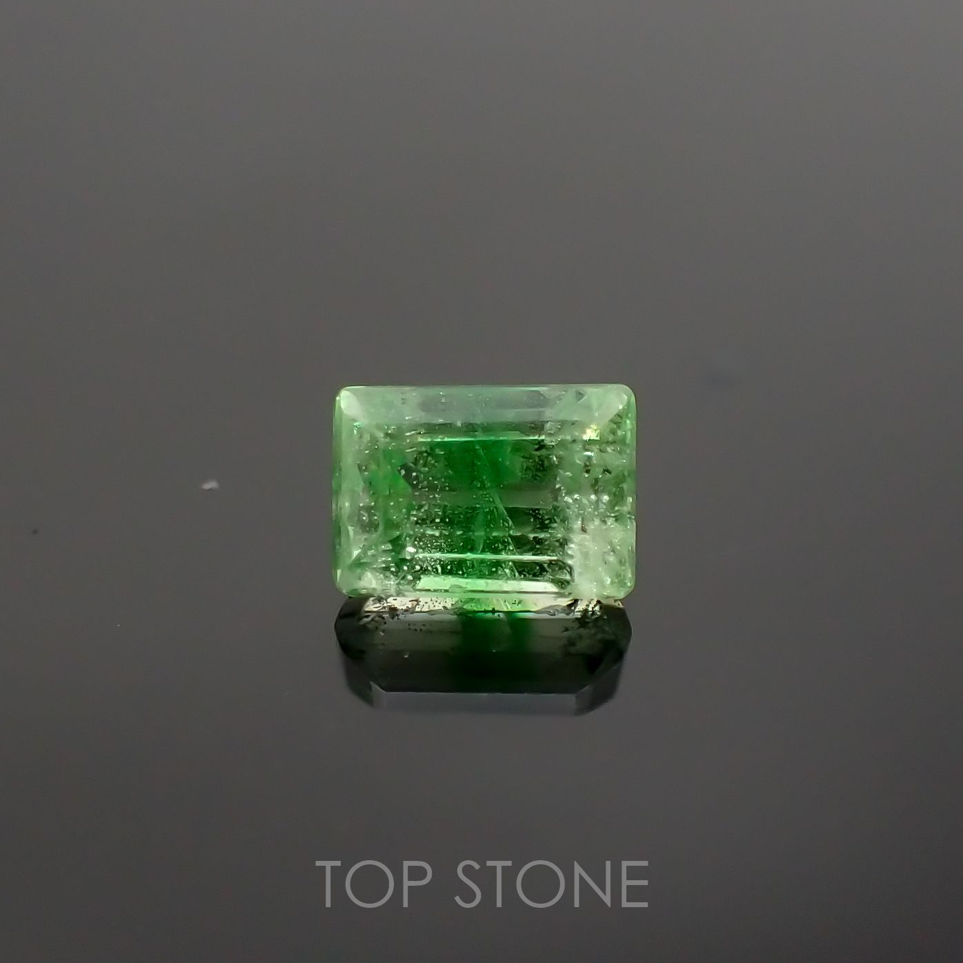 バイカラーツァボライト(宝石名グリーン グロッシュラー・ガーネット) タンザニア産 0.71ct 識別済[210711572]5.4×3.7mm前後
