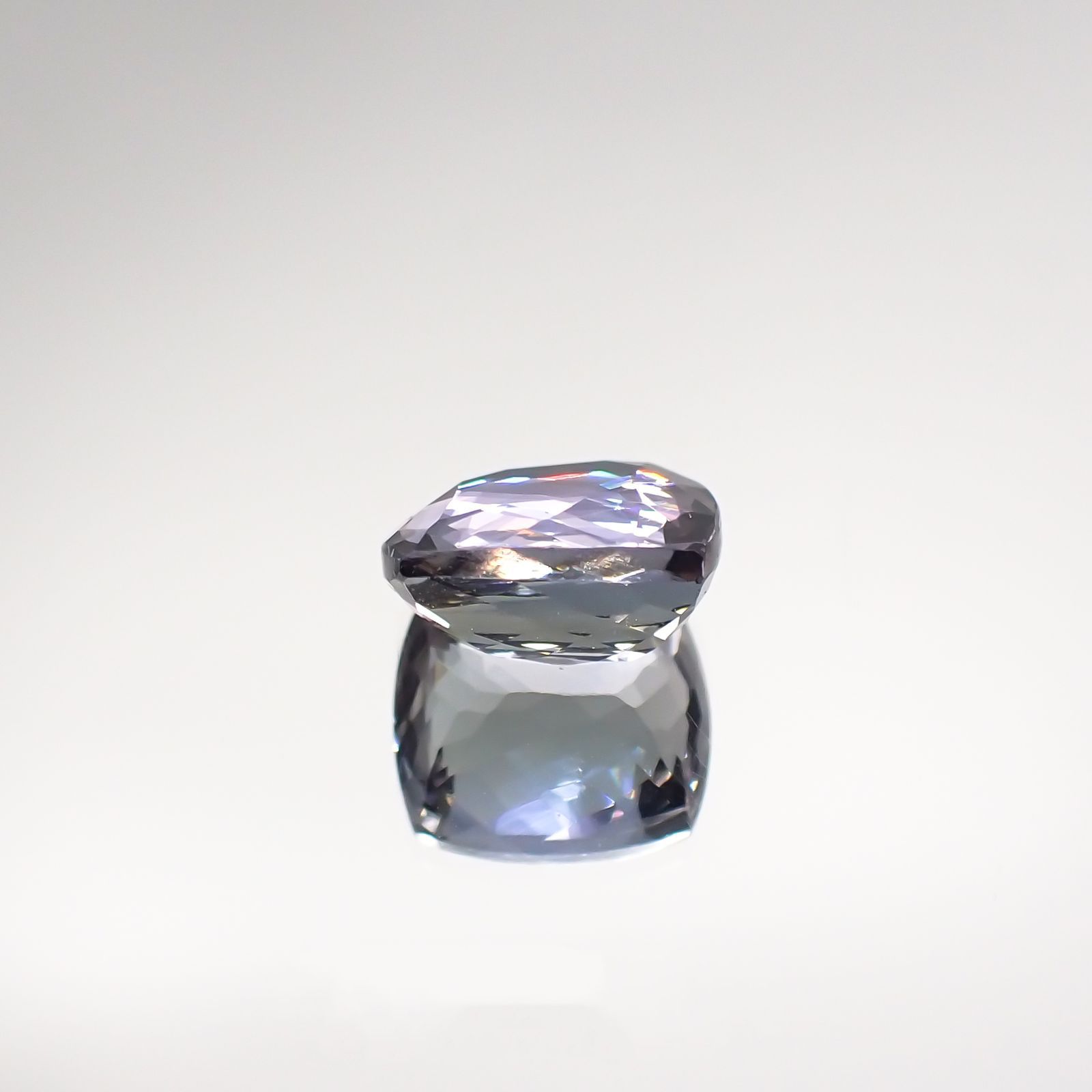 バイカラータンザナイト(宝石名タンザナイト) タンザニア産 2.015ct ソ付(彩珠)[210711828]7.6×6.9mm前後