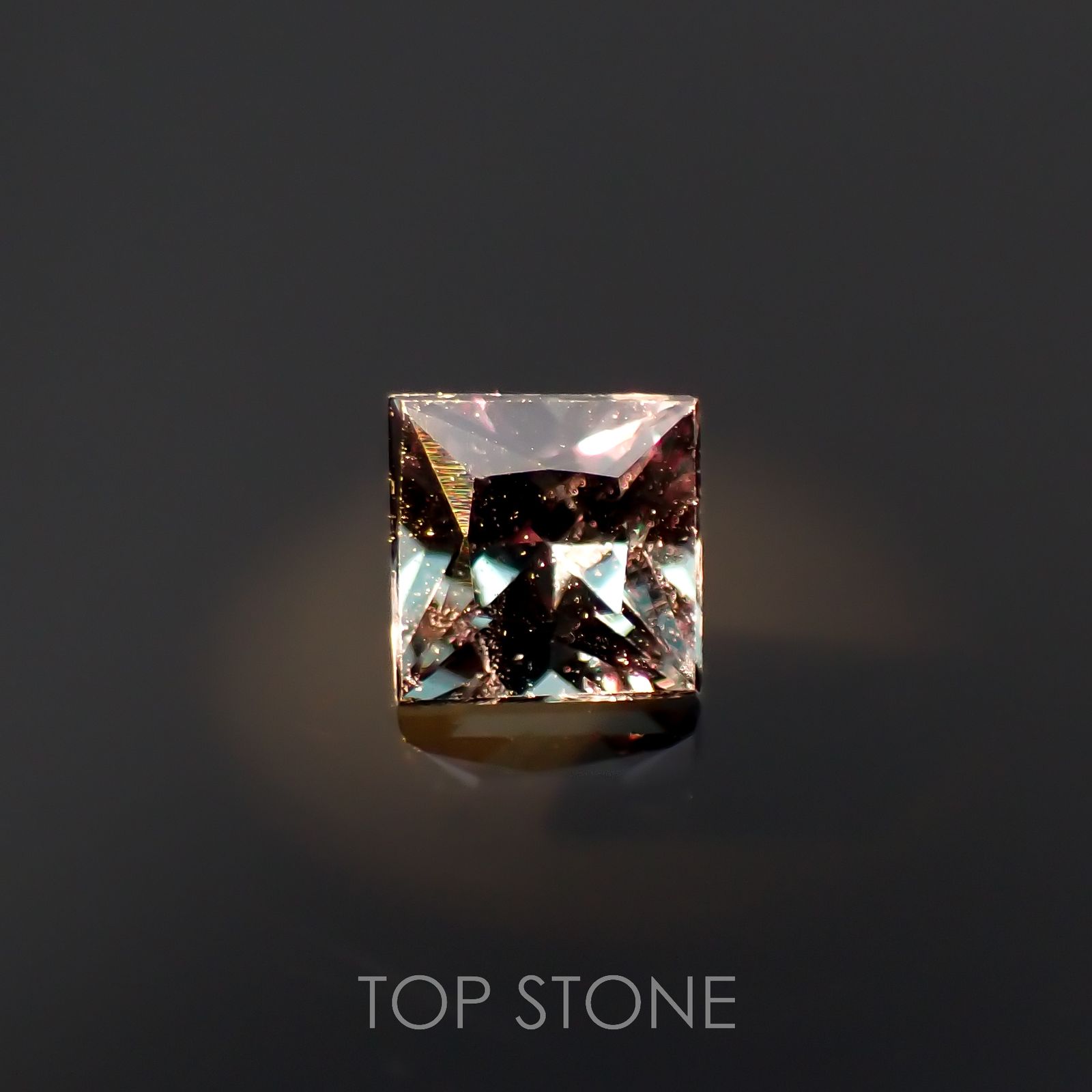 ◇プリンセスカット◇カラーチェンジガーネット アレキタイプ(宝石名ガーネット)マダガスカル・ベキリー産 0.17ct 識別済[221219614]2.8x2.8mm前後
