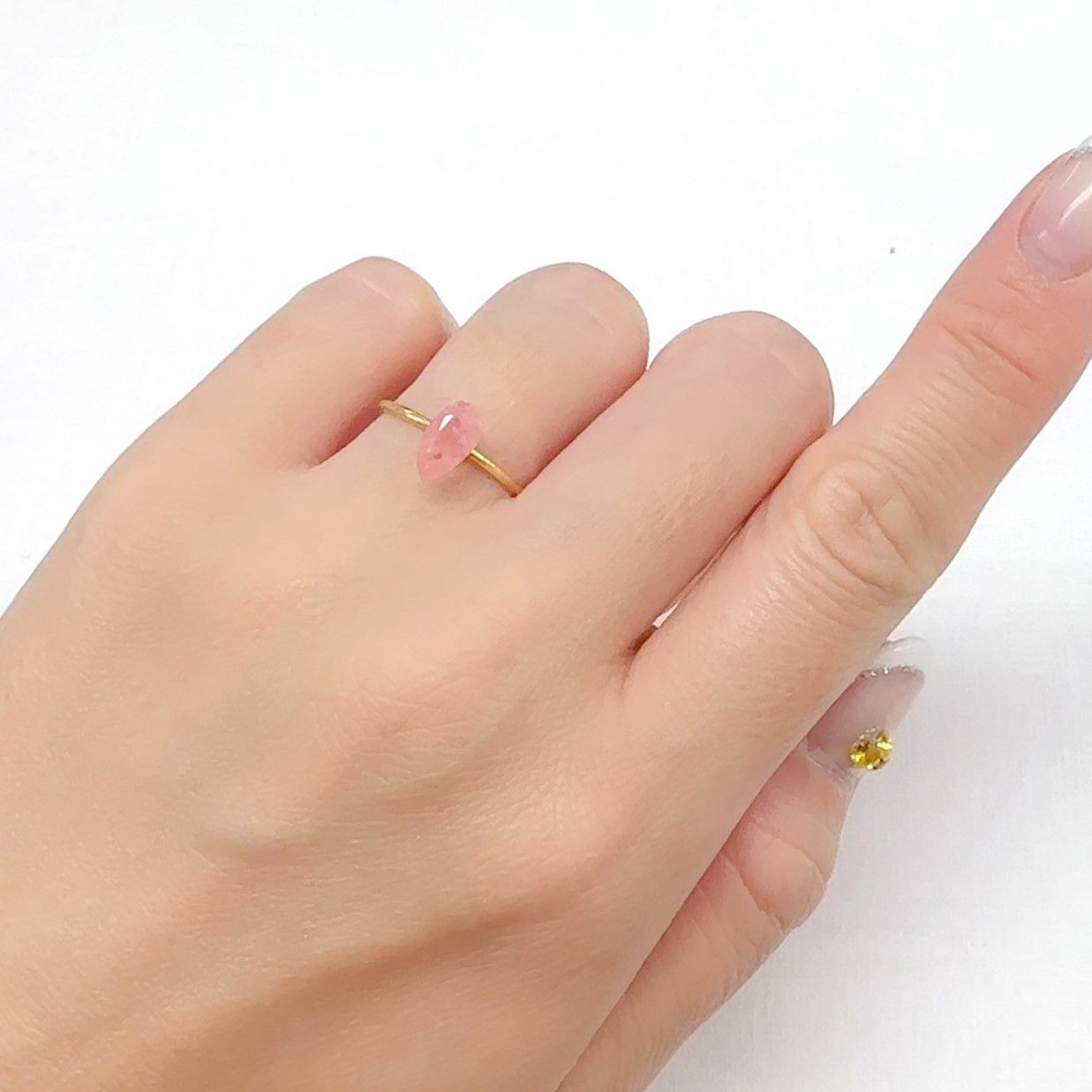ツグツパイト テネブレッセンス(宝石名タグトゥパイト)グリーンランド産 0.751ct ソ付(彩珠)[240728564]8.8x4.7mm前後
