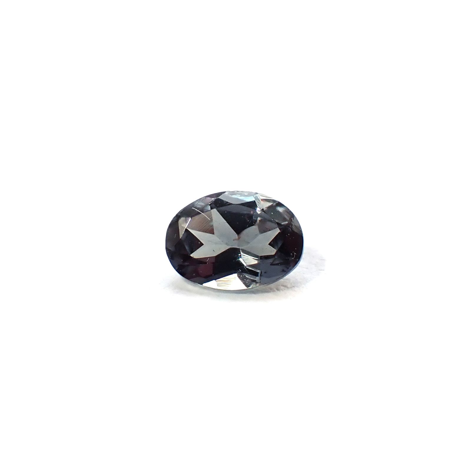 ベキリーブルーガーネット（カラーチェンジガーネット アレキタイプ） マダガスカル・ベキリー産 0.18ct / 4.1x2.9mm前後 [260732454]
