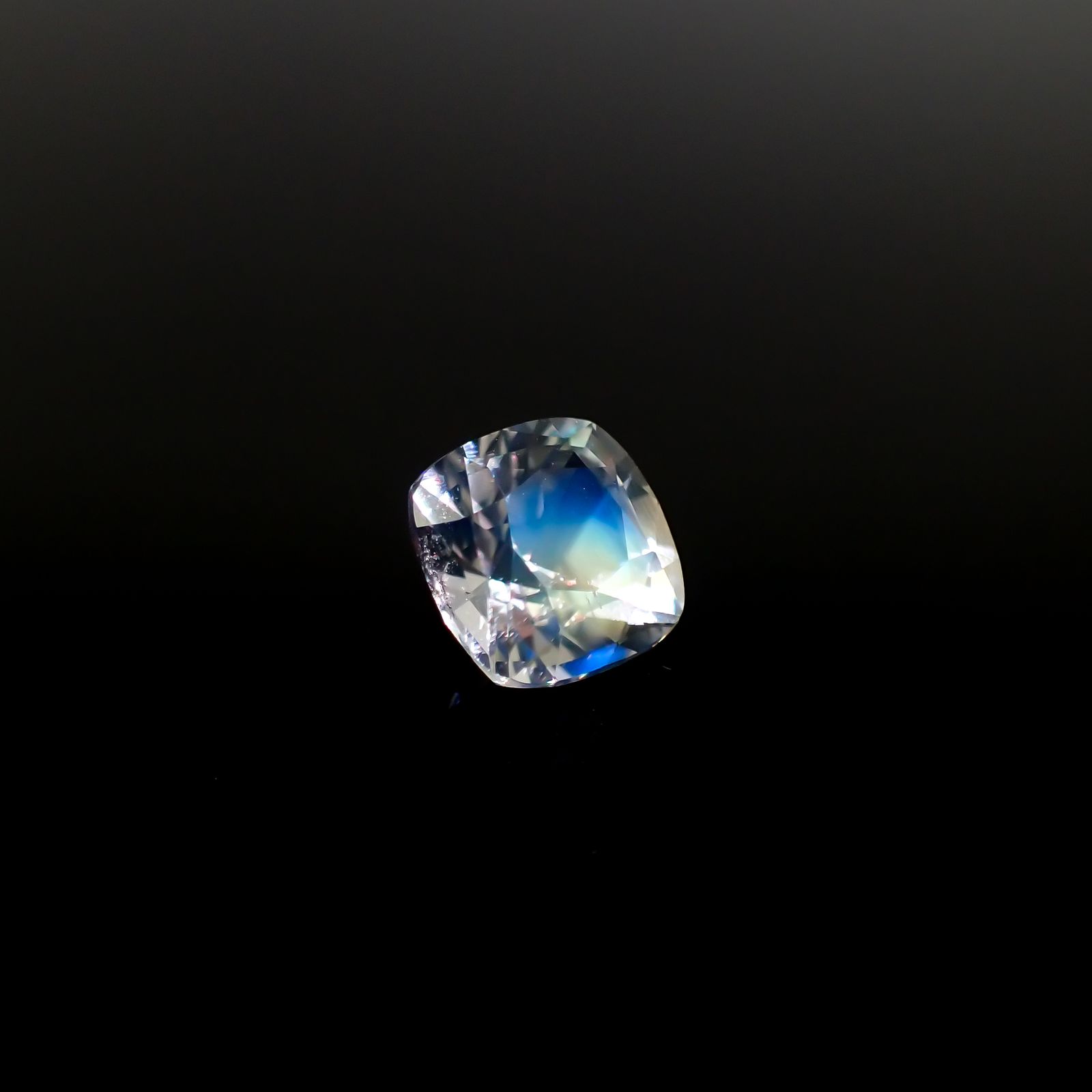 レインボームーンストーン(宝石名ラブラドライト)マダガスカル産 1.509ct ソ付(彩珠)[240326940]7.2x7.2mm前後