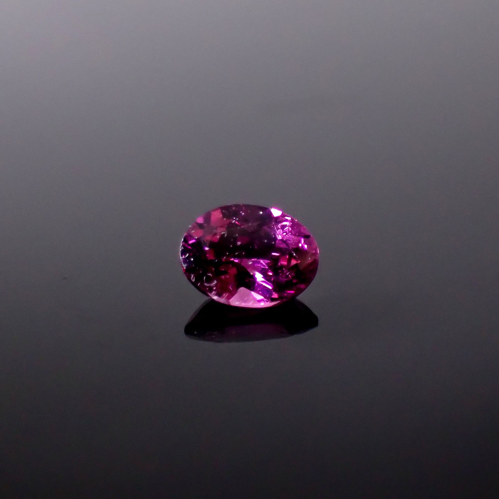 グレープガーネット(宝石名ガーネット)ブラジル産 識別済 0.43ct / 5.3x4mm前後 [250931143]