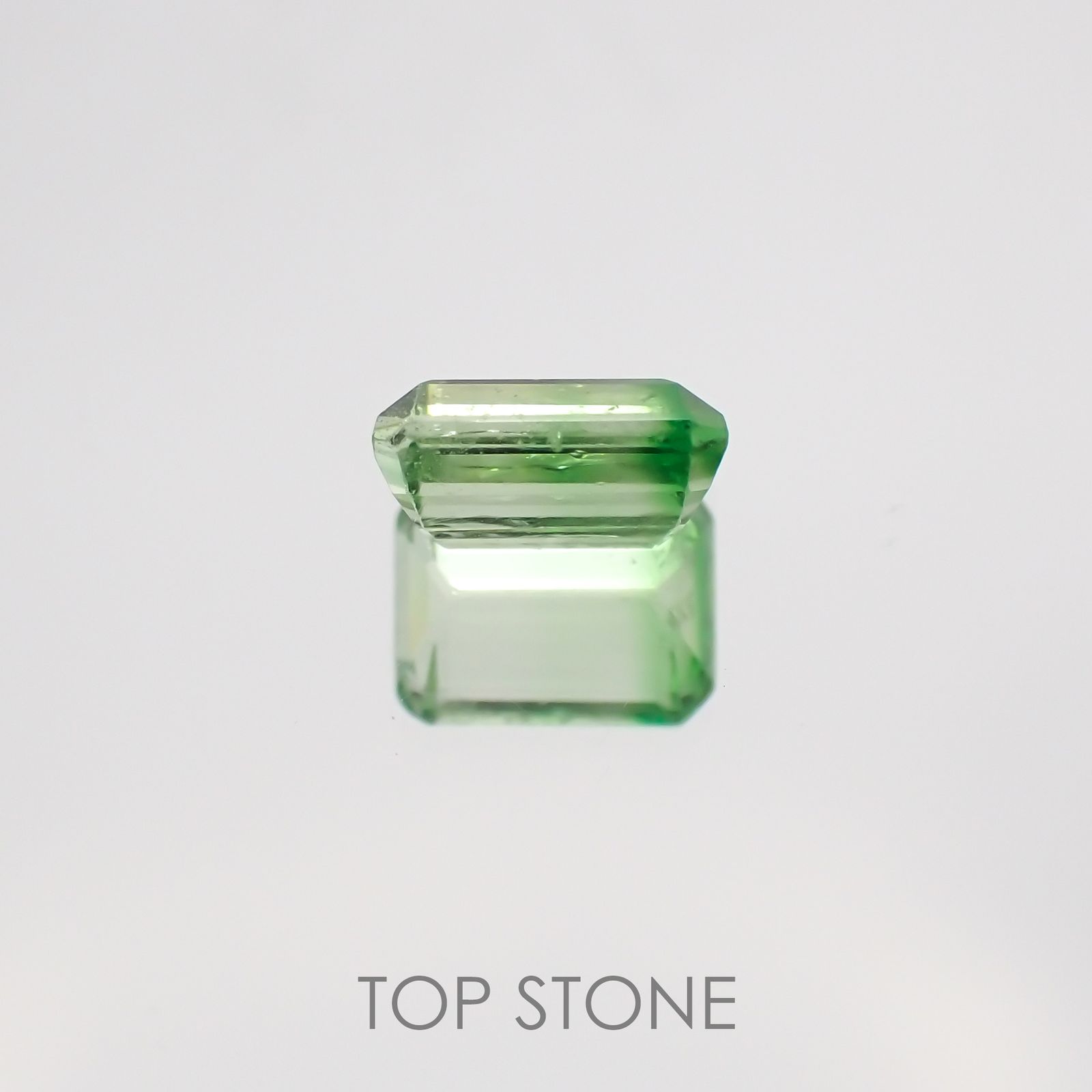バイカラーツァボライト タンザニア産 ルース 0.9ct[210610920]6×4.5mm前後